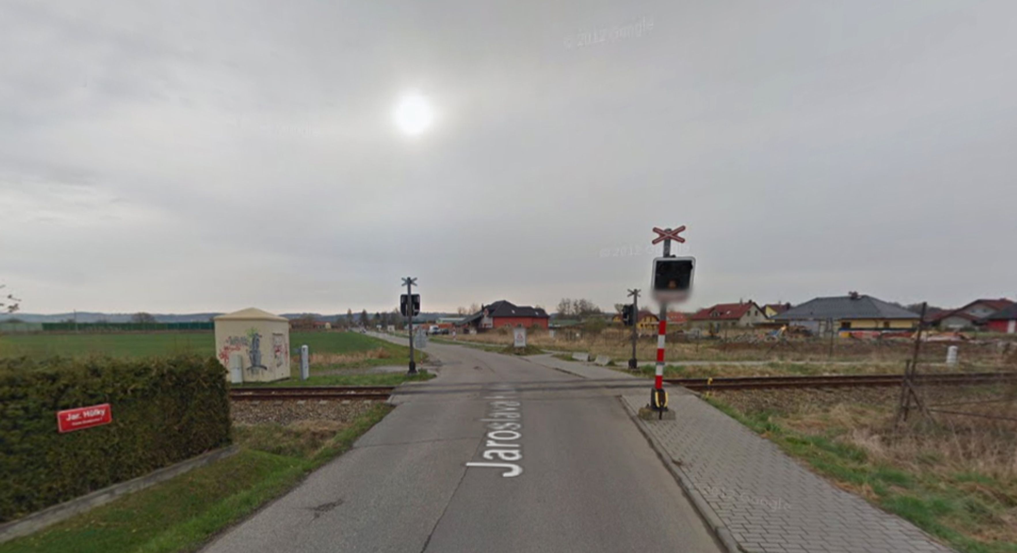 Nebezpečné přejezdy: P 1563, České Budějovice - Černý Kříž, Jihočeský kraj - přejezd bez závor, ŘEŠENÍ: se závorami. DŮVOD: Rizikový přejezd v ČB, ulice Mezi tratěmi - GALERIE: Nebezpečné přejezdy - Jihočeský kraj (10/18)