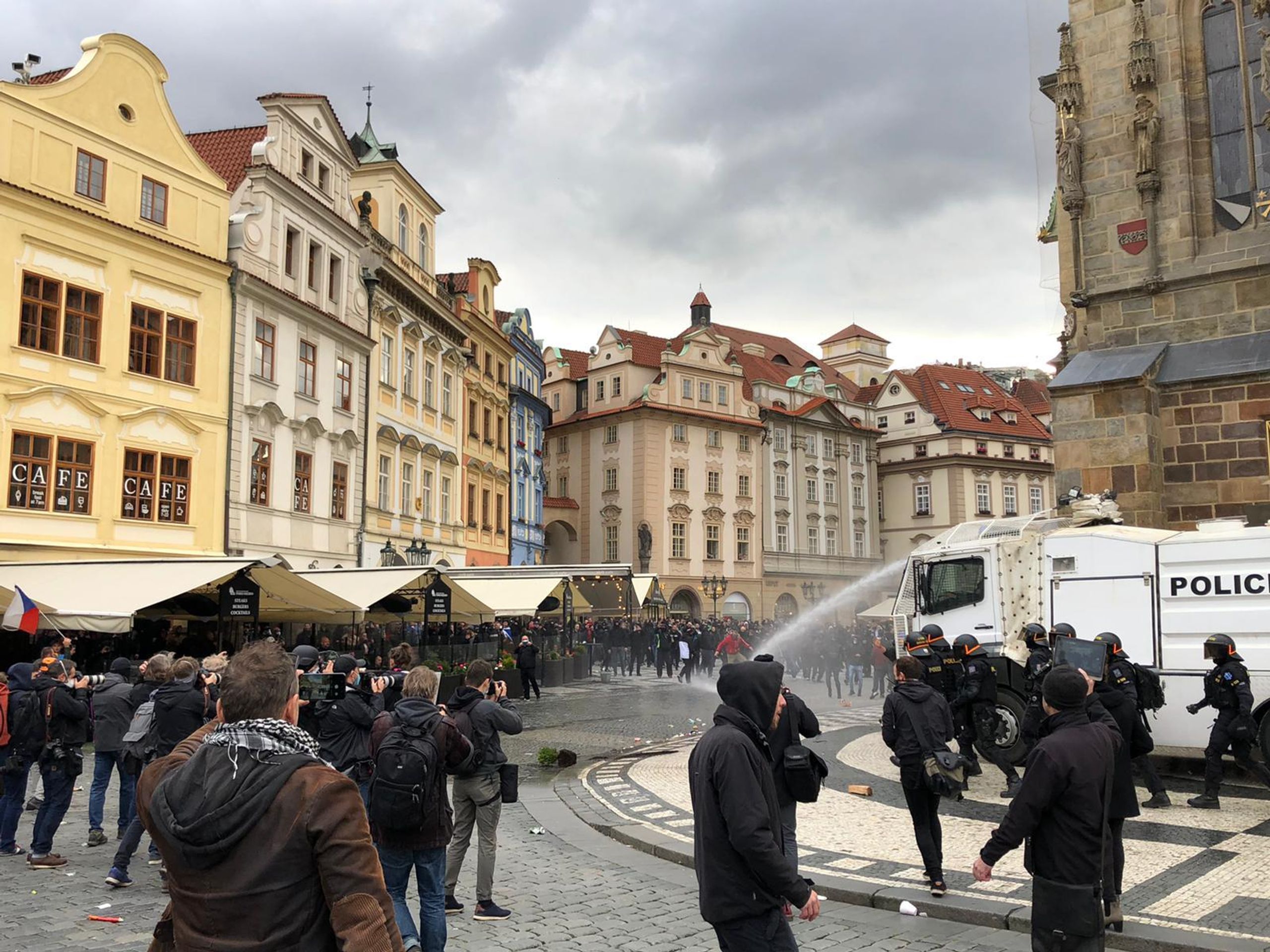 Demonstrace fotbalových chuligánů na Staroměstském náměstí se vyhrotila - 3 - GALERIE: Protestní akce na Staroměstském náměstí se zvrhla (21/23)