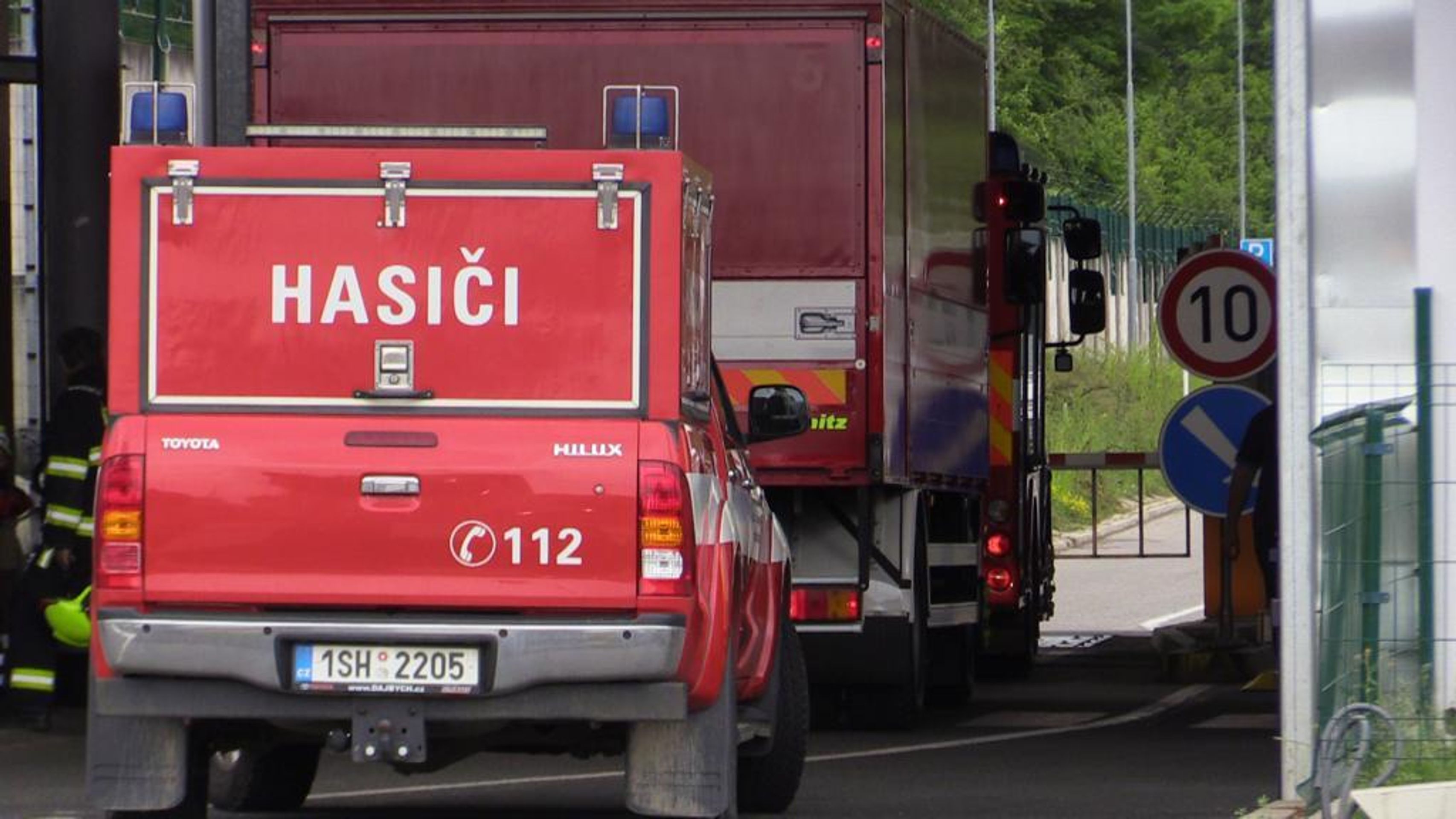 Zásah hasičů a záchranářů a protichemické služby u budovy BIS - 3 - GALERIE: Zásah hasičů a záchranářů a protichemické služby u budovy BIS (3/5)