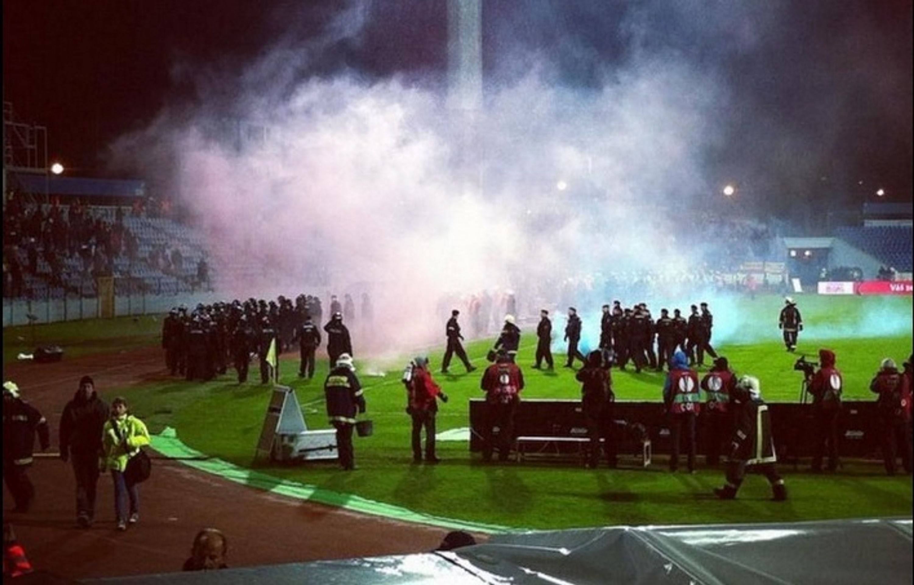 Řádění chuligánů na zápase Slovan - Sparta - 5 - GALERIE: Řádění chuligánů na zápase Slovan - Sparta (5/10)