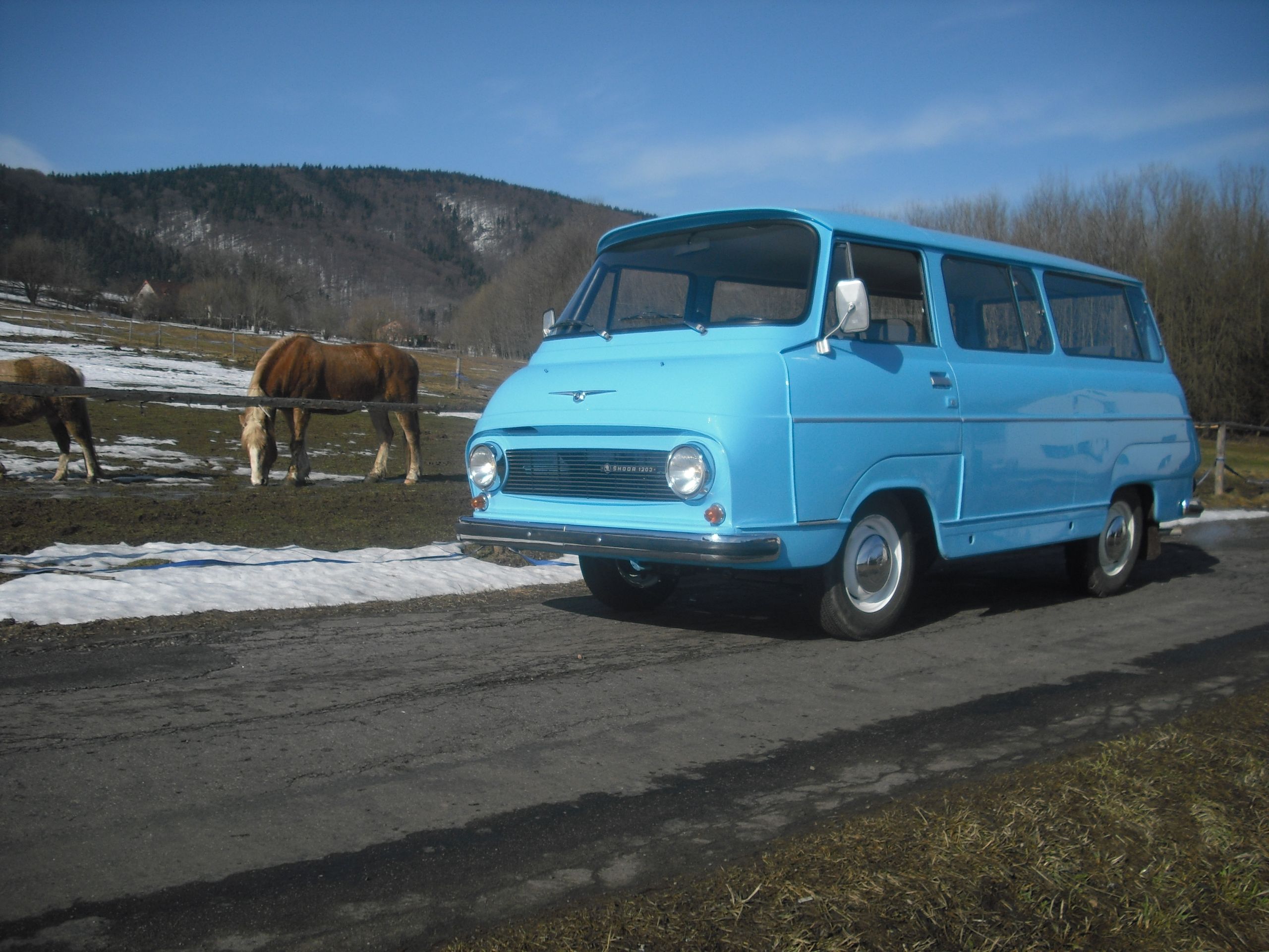 Kultovní Škoda 1203 - 56 - Fotogalerie: Kultovní “dvanda“ slaví. Podívejte se na originální úpravy (19/39)