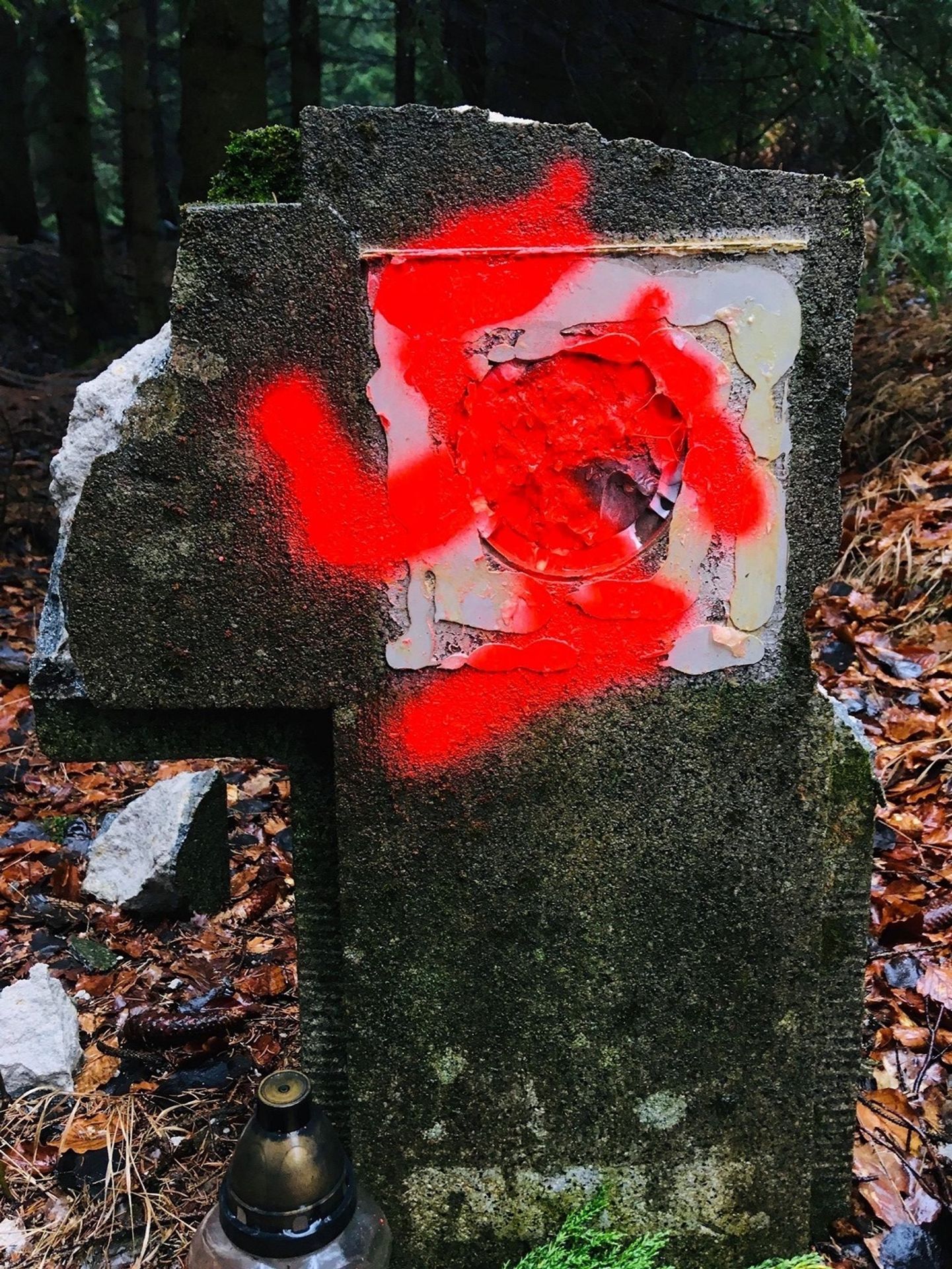 Zničený Pomník zbytečným obětem u Kytlic na Děčínsku - 3 - GALERIE: Zdemolovaný pomník u Kytlic na Děčínsku (2/7)