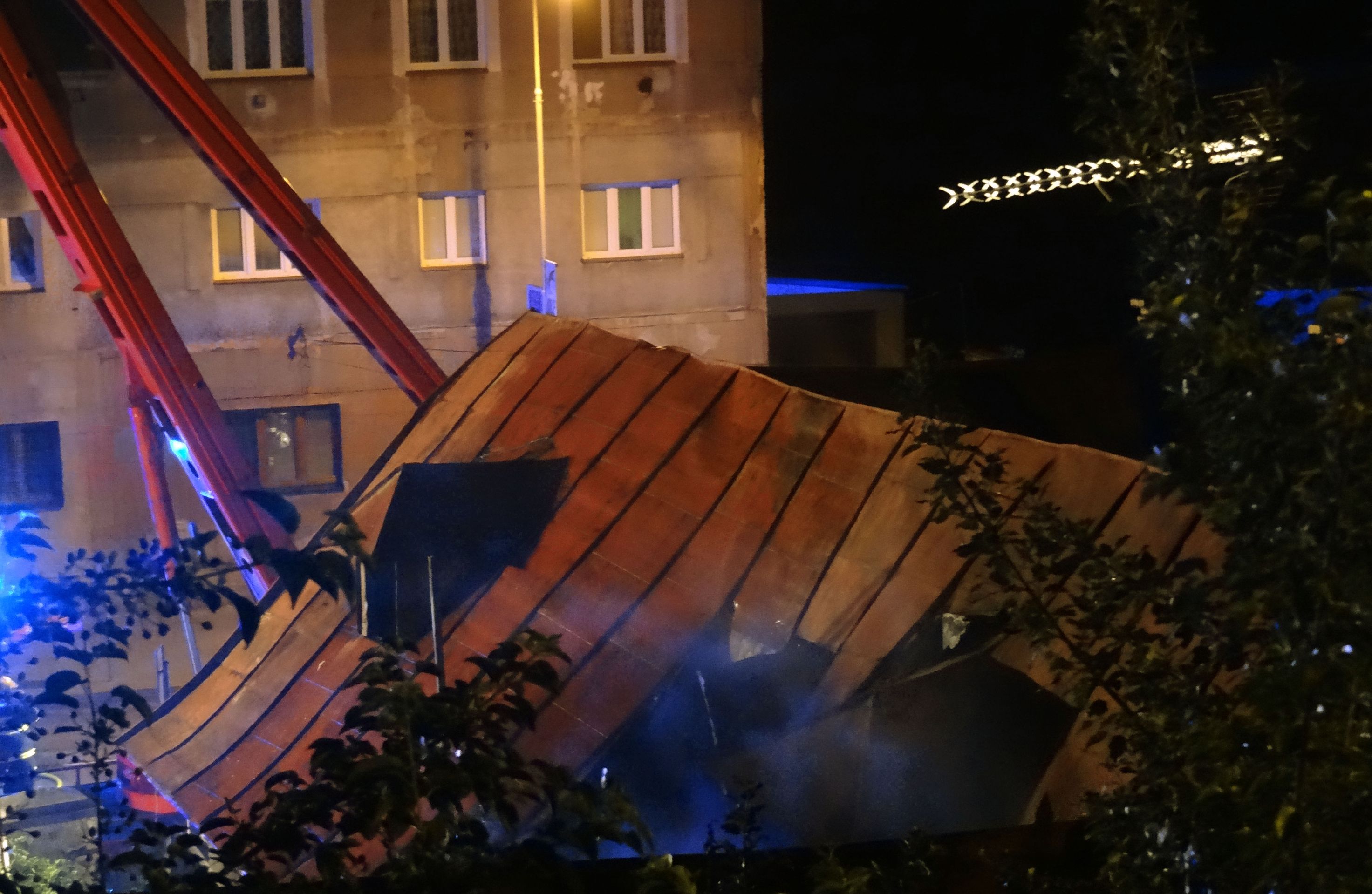 Požár domu v Mladé Boleslavi - GALERIE: POMSTA: Majitel vyhodil bezdomovce, dům mu vyhořel (5/5)