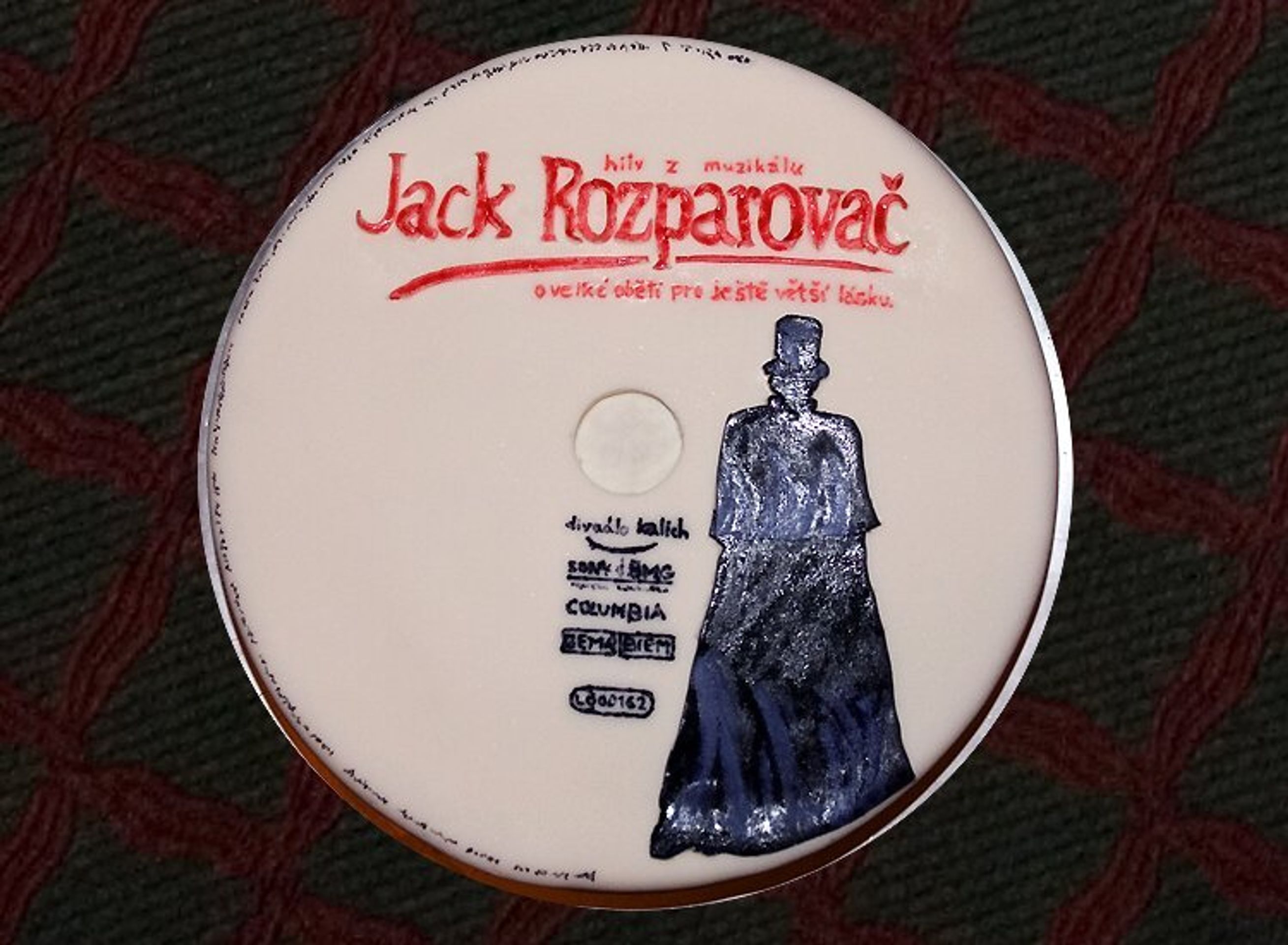 Dort ve tvaru CD symbolizoval nově vydané album k muzikálu Jack Rozparovač. - Rozparovač přestřihl metr u padesátky - video (1/7)