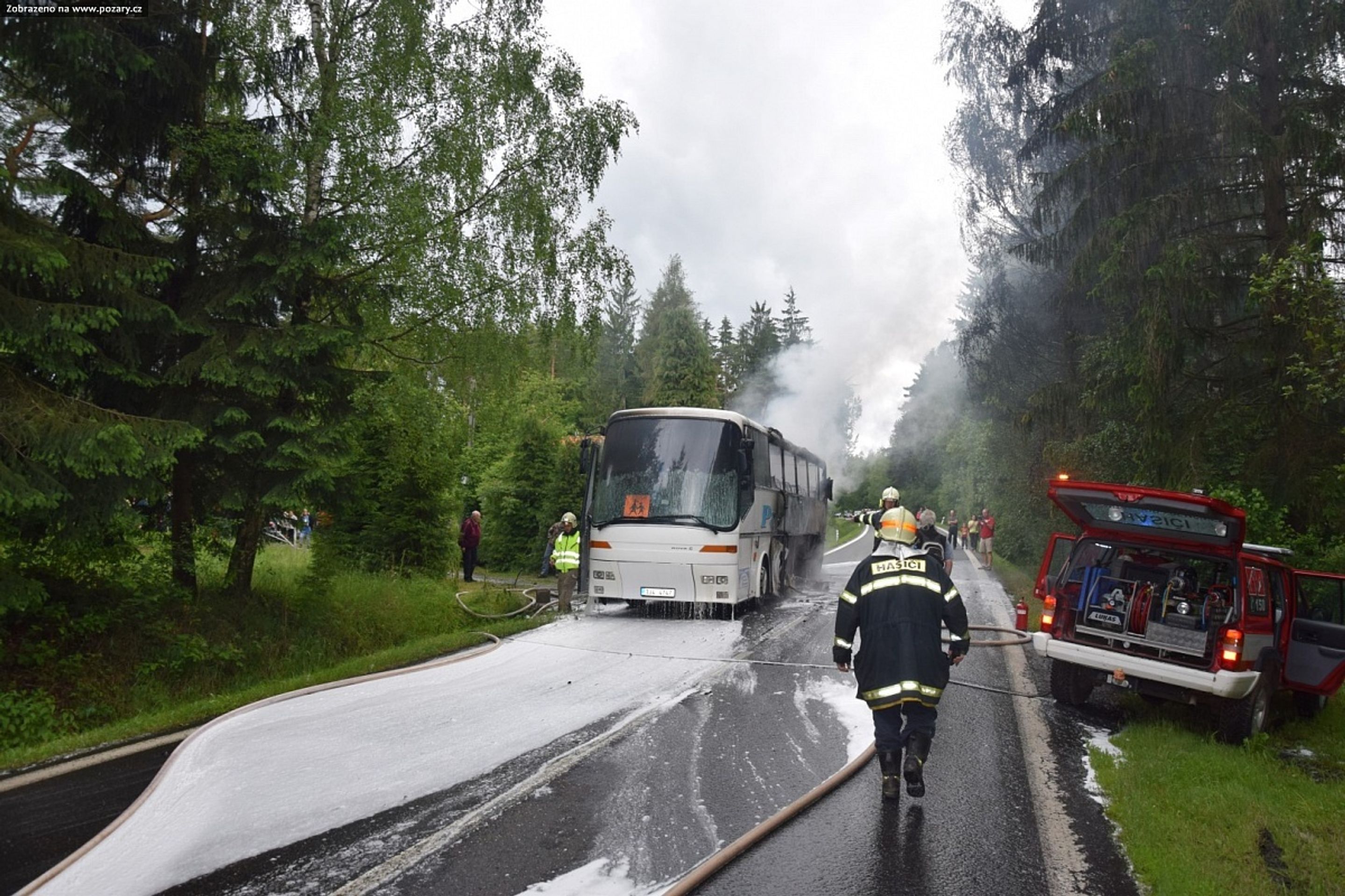 Hořící autobus u Rožmitálu - 1 - GALERIE: Hořící autobus u Rožmitálu (3/5)