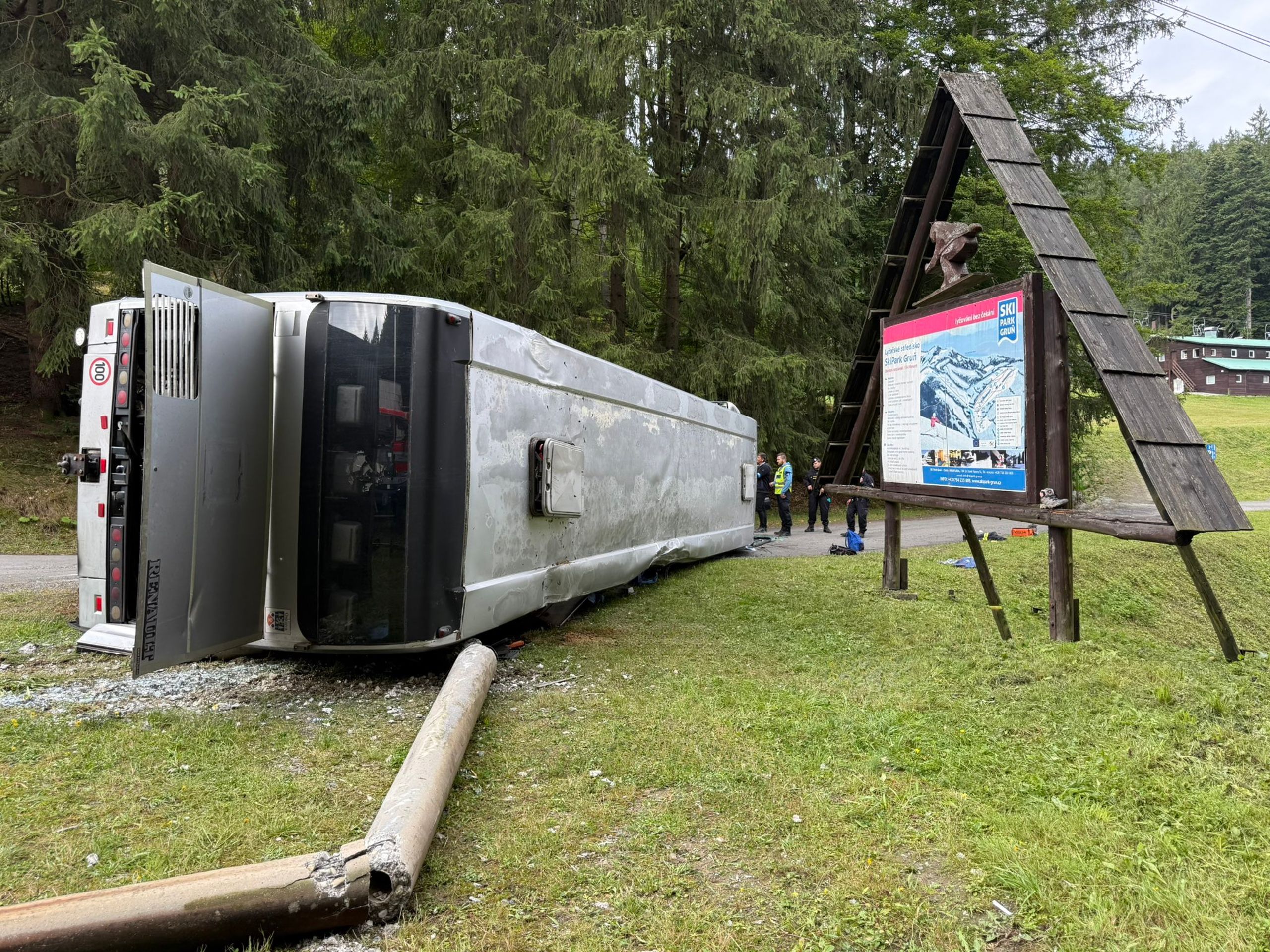 Havárie autobusu na Frýdecko-Místecku - Havárie autobusu na Frýdecko-Místecku (7/8)