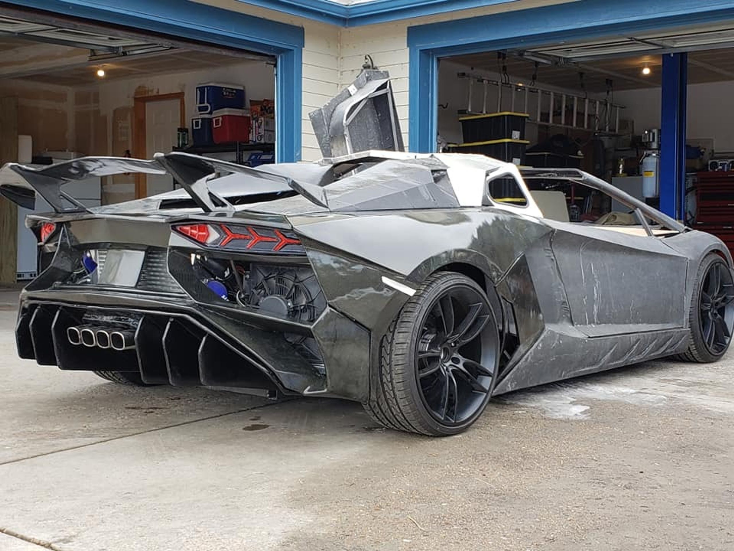 Replika Lamborghini Aventador - 23 - Fotogalerie: Dva roky staví repliku, teď se projeli ve skutečném Lambu (8/14)