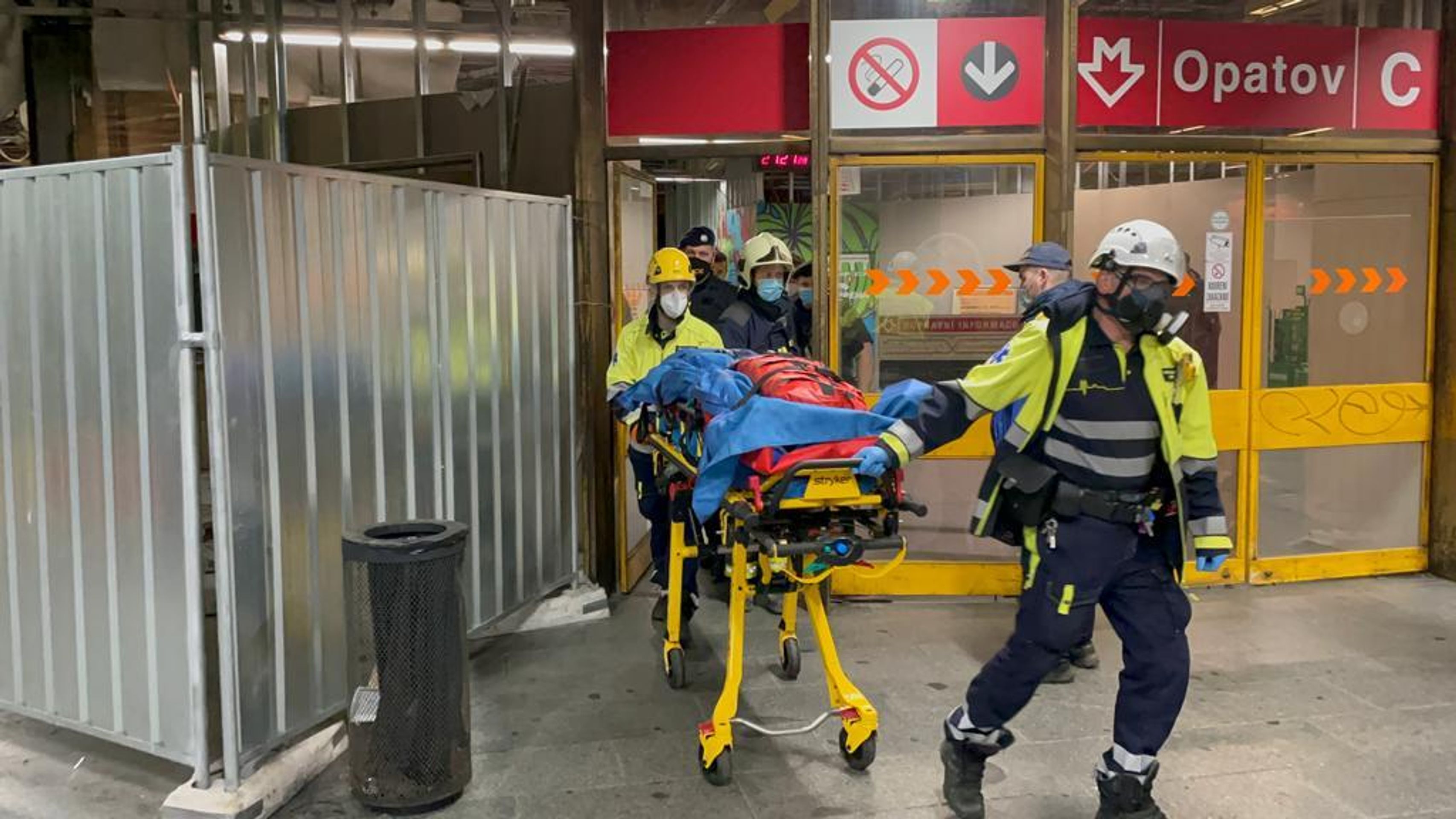 Muže shodil po hádce do kolejiště metra - 13 - GALERIE: Muže shodil po hádce do kolejiště metra (12/12)