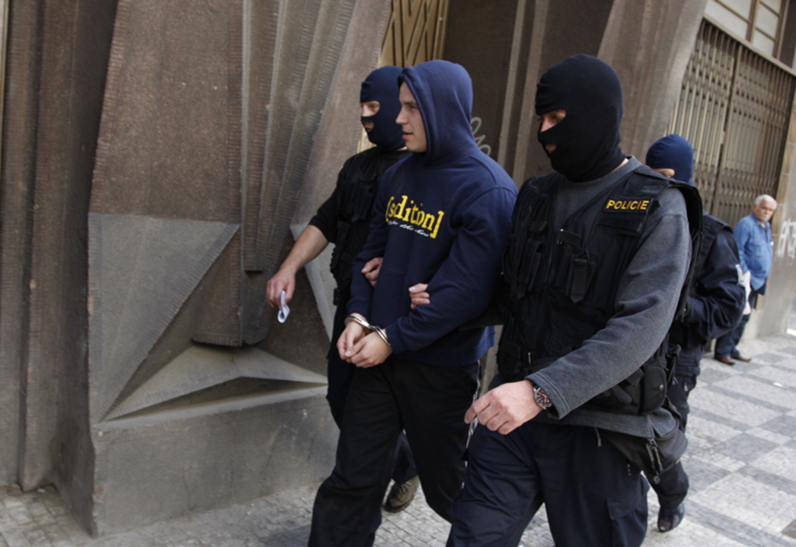 Policisté předvádějí extremisty zadržené při velké razii-5 - FOTOGALERIE: Policisté předvádějí extremisty zadržené při velké razii (16/18)
