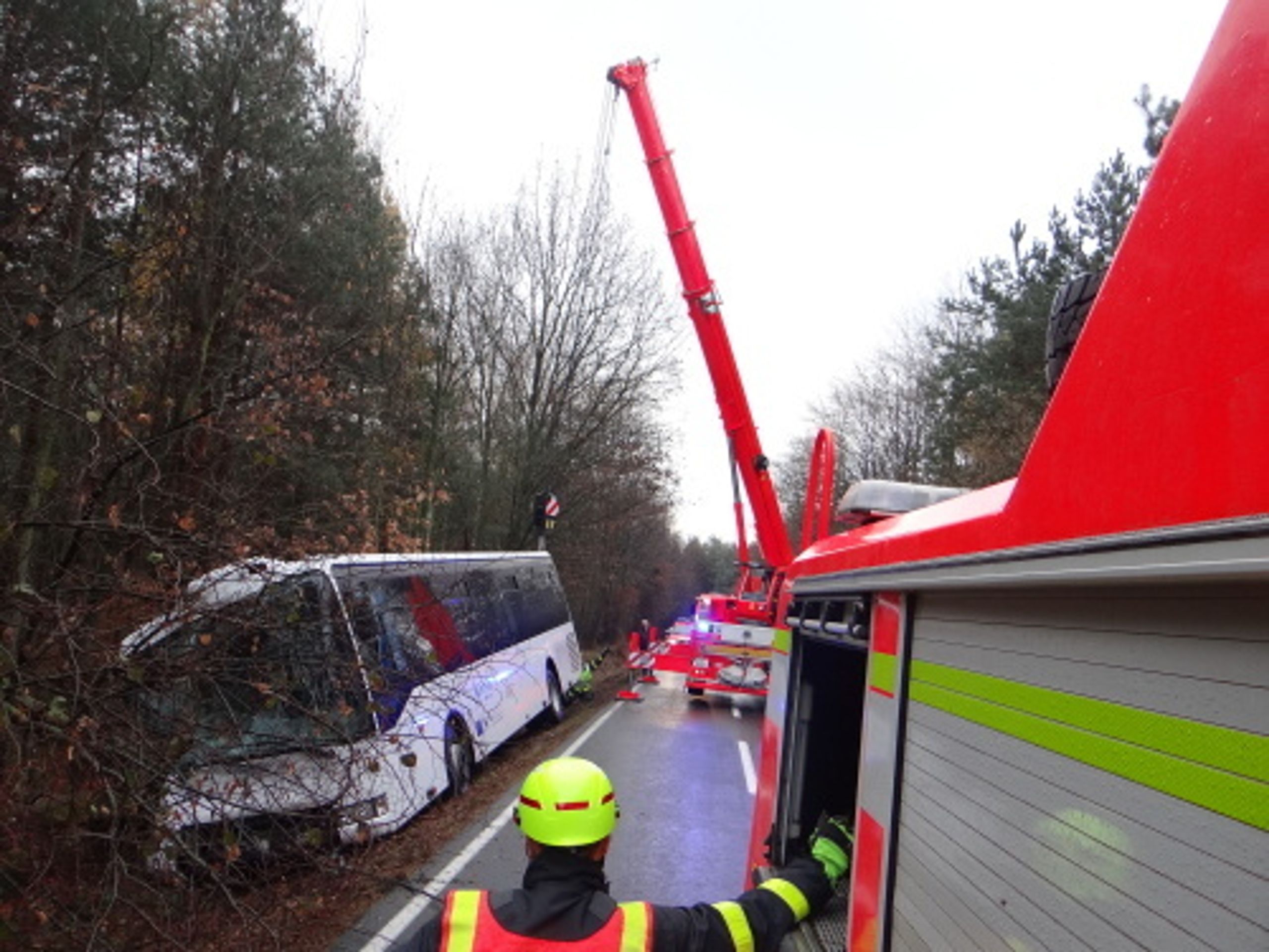 Autobus v příkopu na Opavsku vyprošťovali hasiči - 4 - GALERIE: Autobus na Opavsku vyprošťovali z příkopu hasiči (17/20)