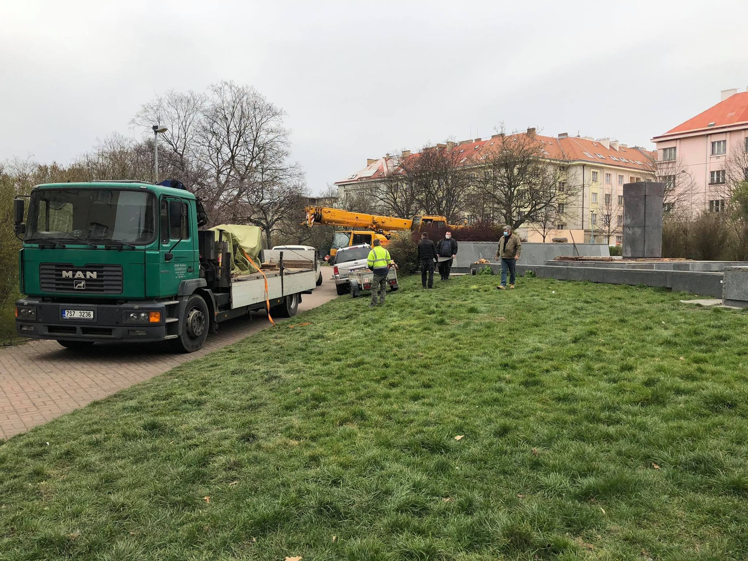 Odstranění pomníku maršála Koněva - GALERIE: Odstranění sochy maršála Koněva (13/14)