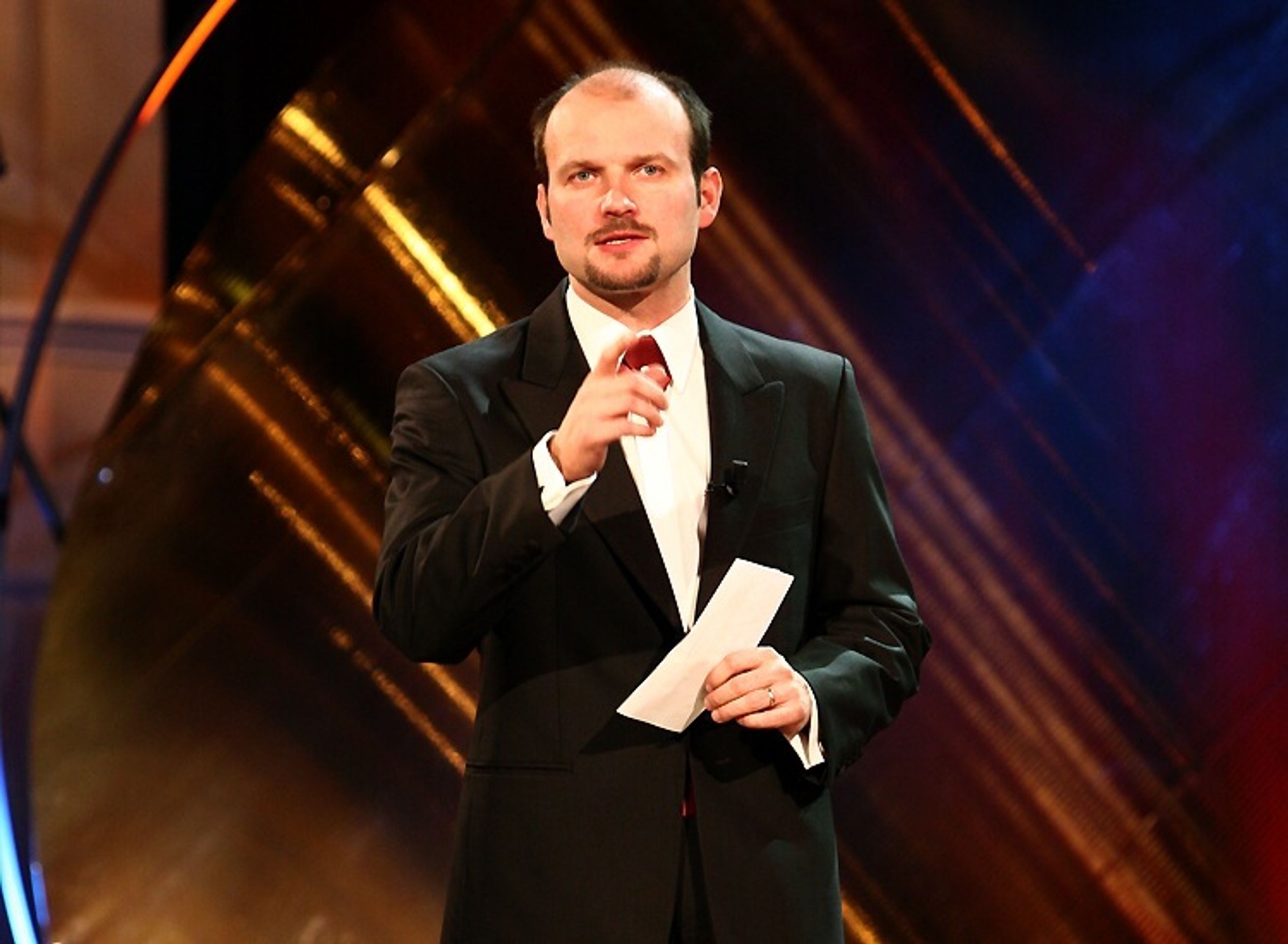 Finále TýTý - Dalibor Gondík pořadu TýTý uzpůsobil také svůj účes. Vzadu na hlavě mu svítilo zlaté zrcadlo.  - TýTý 2006: John šlape na paty Karlu Gottovi (6/12)