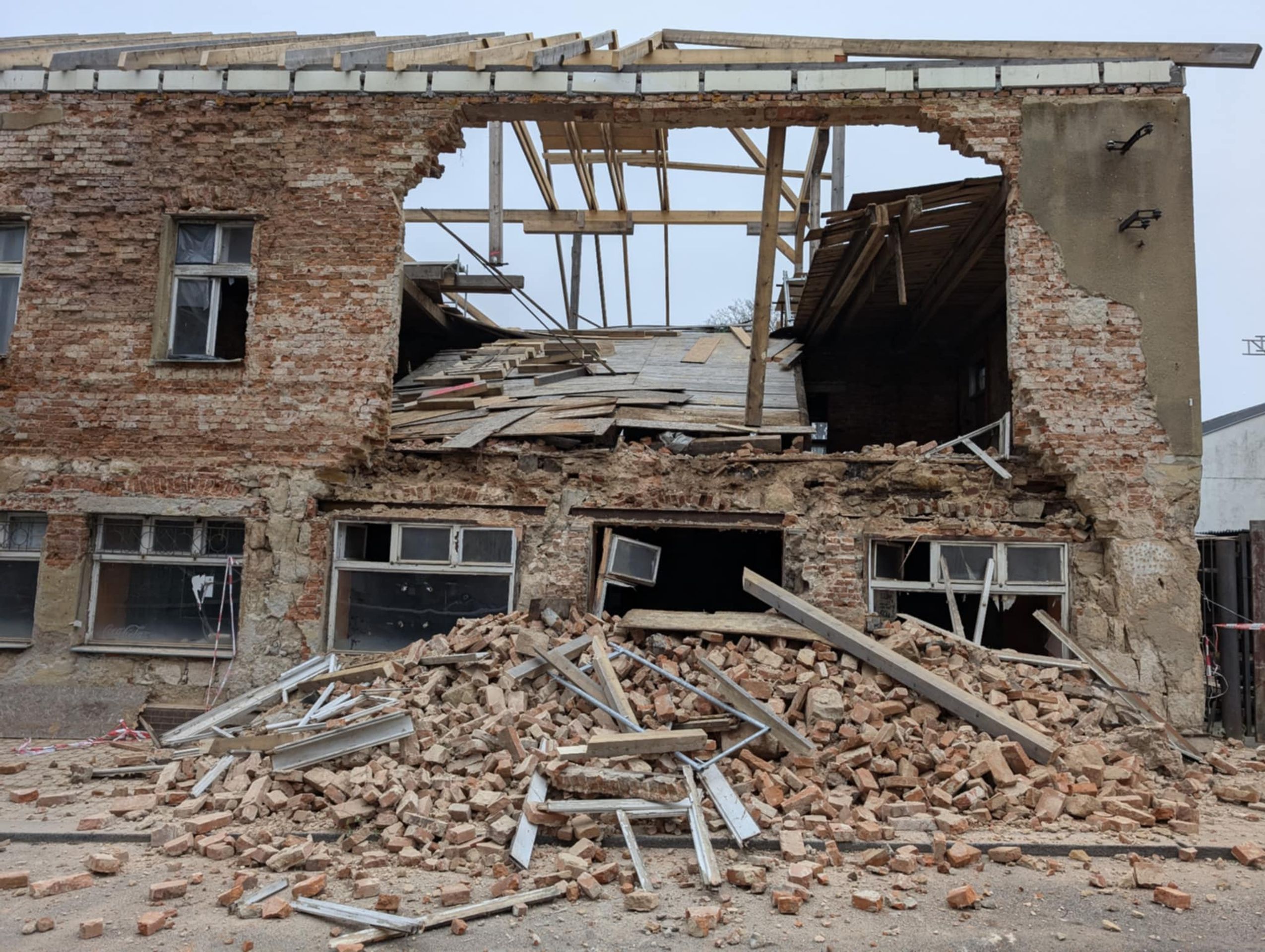 Zřícená restaurace Pošta (2) - Zřícená restaurace Pošta (2/4)