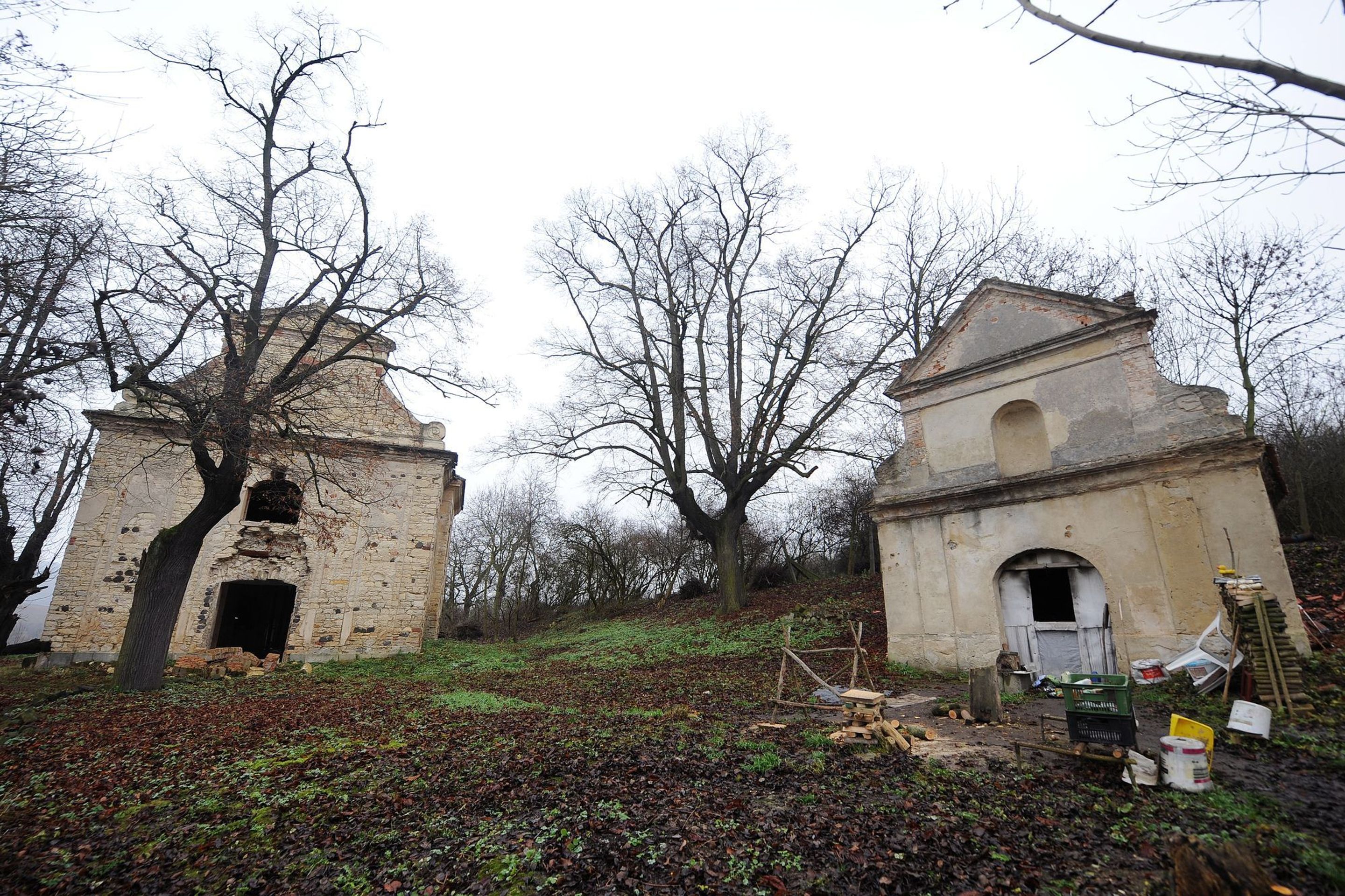 Chátrající kostel u Libčevsi hlídá bezdomovec - 5 - GALERIE: Chátrající kostel u Libčevsi hlídá bezdomovec (4/22)