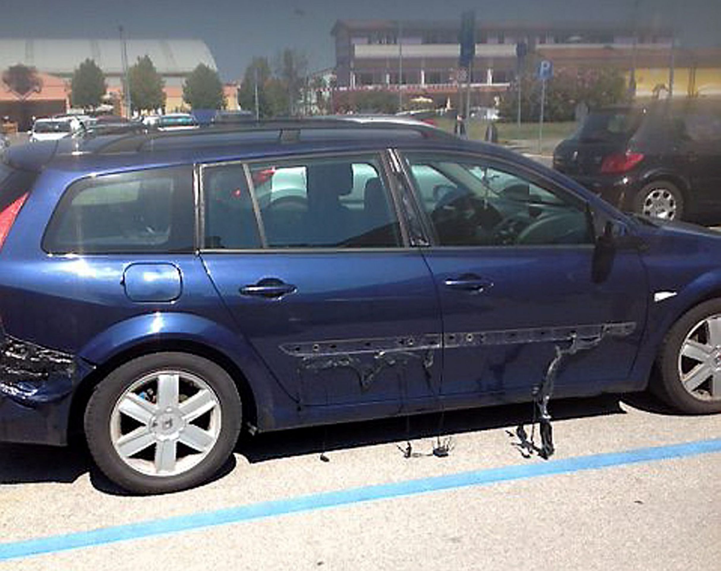 Renault se roztekl na sluníčku - 2 - GALERIE: Renault se na sluníčku roztekl (1/4)