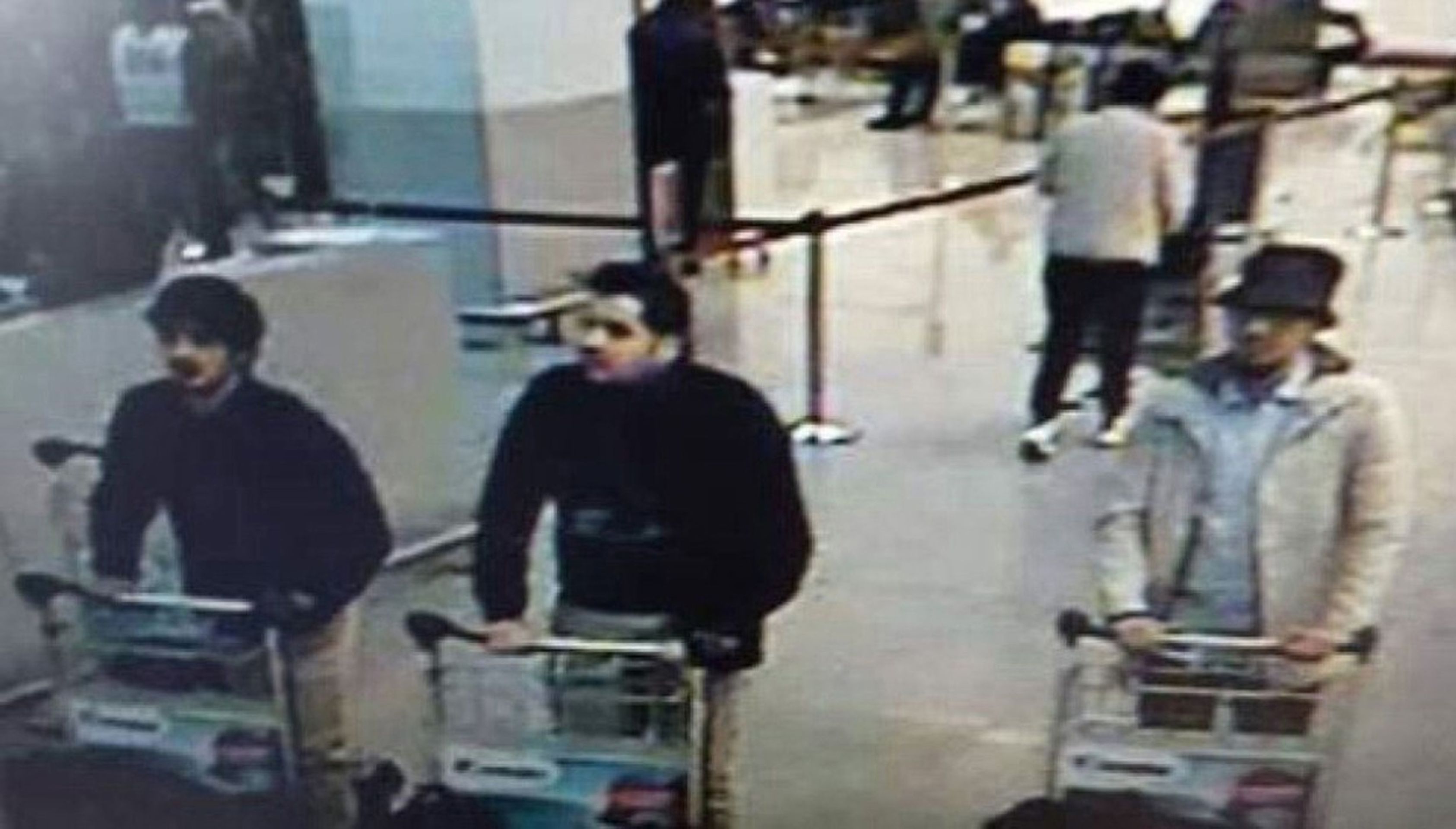 Trojice teroristů před výbuchy v Bruselu, vlevo Najim Laachraoui - GALERIE: Příběh olympionika Mourada Laachraouiho (1/5)