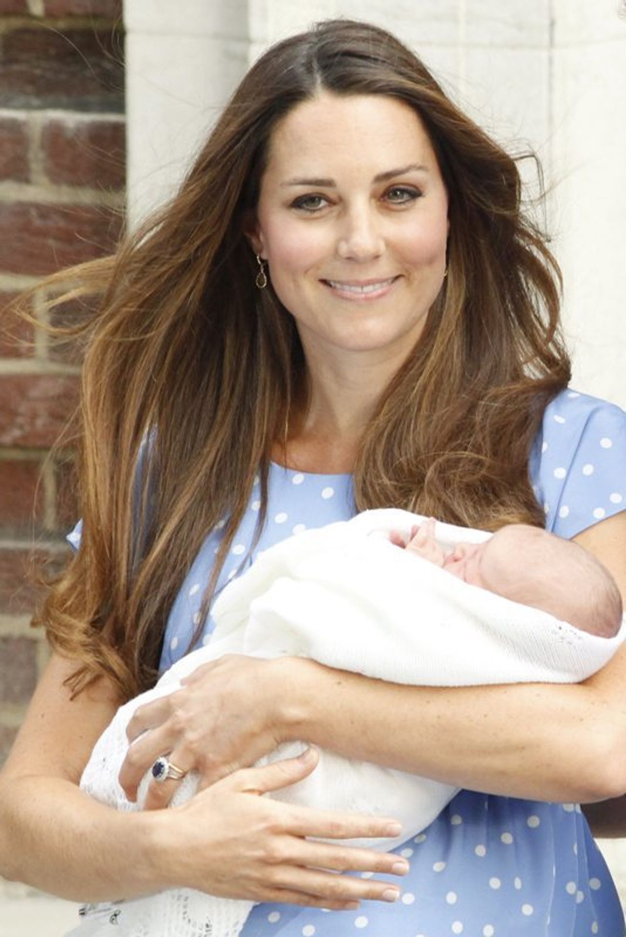 Královské dítě Williama a Kate - 4 - GALERIE: Kate a William ukázali dědice trůnu světu (21/24)