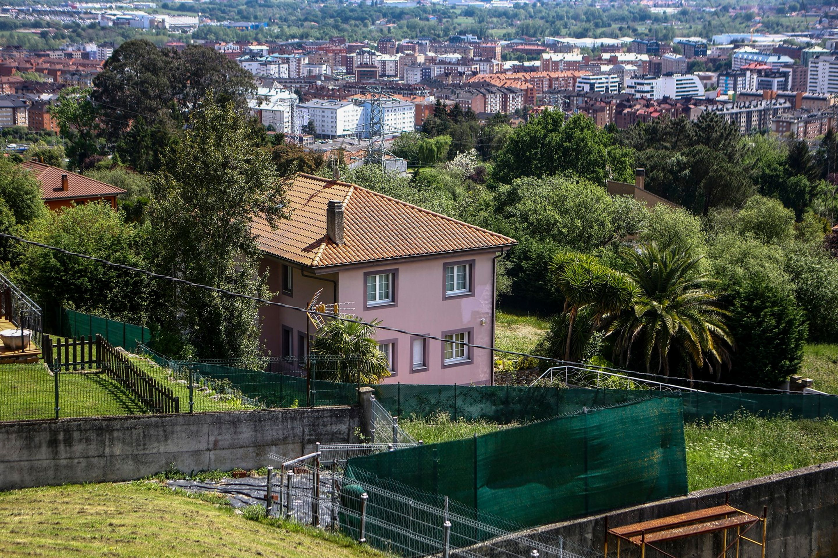 V Oviedu policie zachránila tři děti ze zanedbaného a znečištěného domu, 30. 4. 2025 (3) - Policie zachránila tři zanedbané děti (1/3)