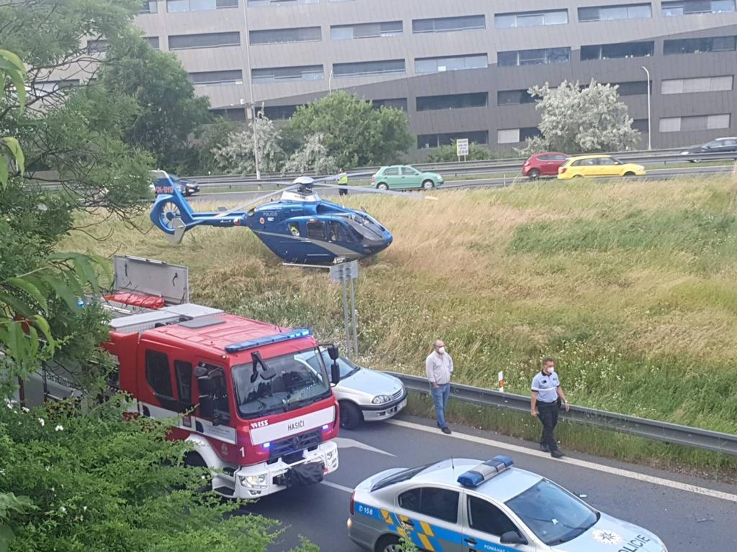Ujíždějící auto v Praze způsobilo vážnou nehodu - 3 - GALERIE: Ujíždějící auto v Praze způsobilo vážnou nehodu (3/5)