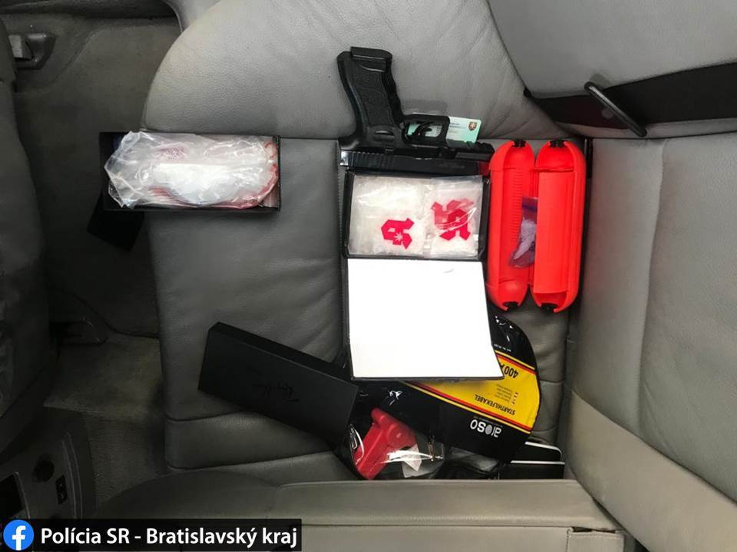 Slovenská policie našla v autě náhodou drogy - 3 - GALERIE: Slovenská policie během kontroly našla náhodou drogy (2/4)