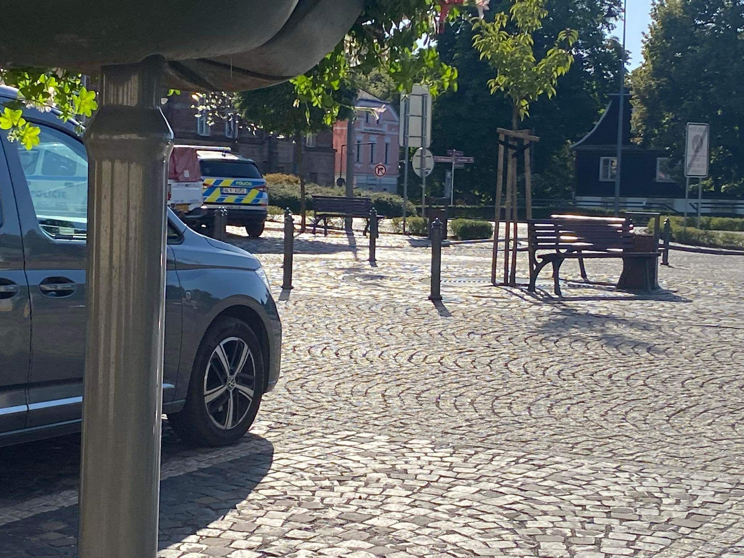 Útok tyčemi a srocování lidí před policejní služebnou v Novém Boru - Útok tyčemi a srocování lidí před policejní služebnou v Novém Boru (4/5)