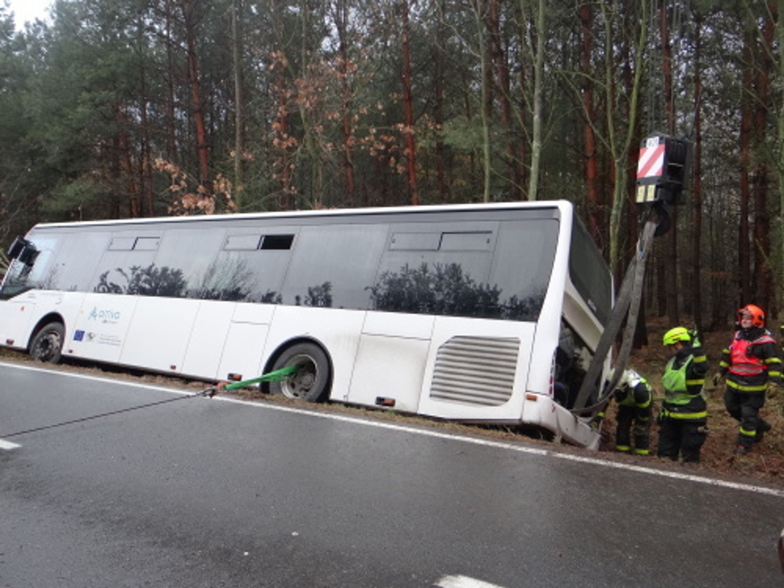 Autobus v příkopu na Opavsku vyprošťovali hasiči - 5 - GALERIE: Autobus na Opavsku vyprošťovali z příkopu hasiči (16/20)