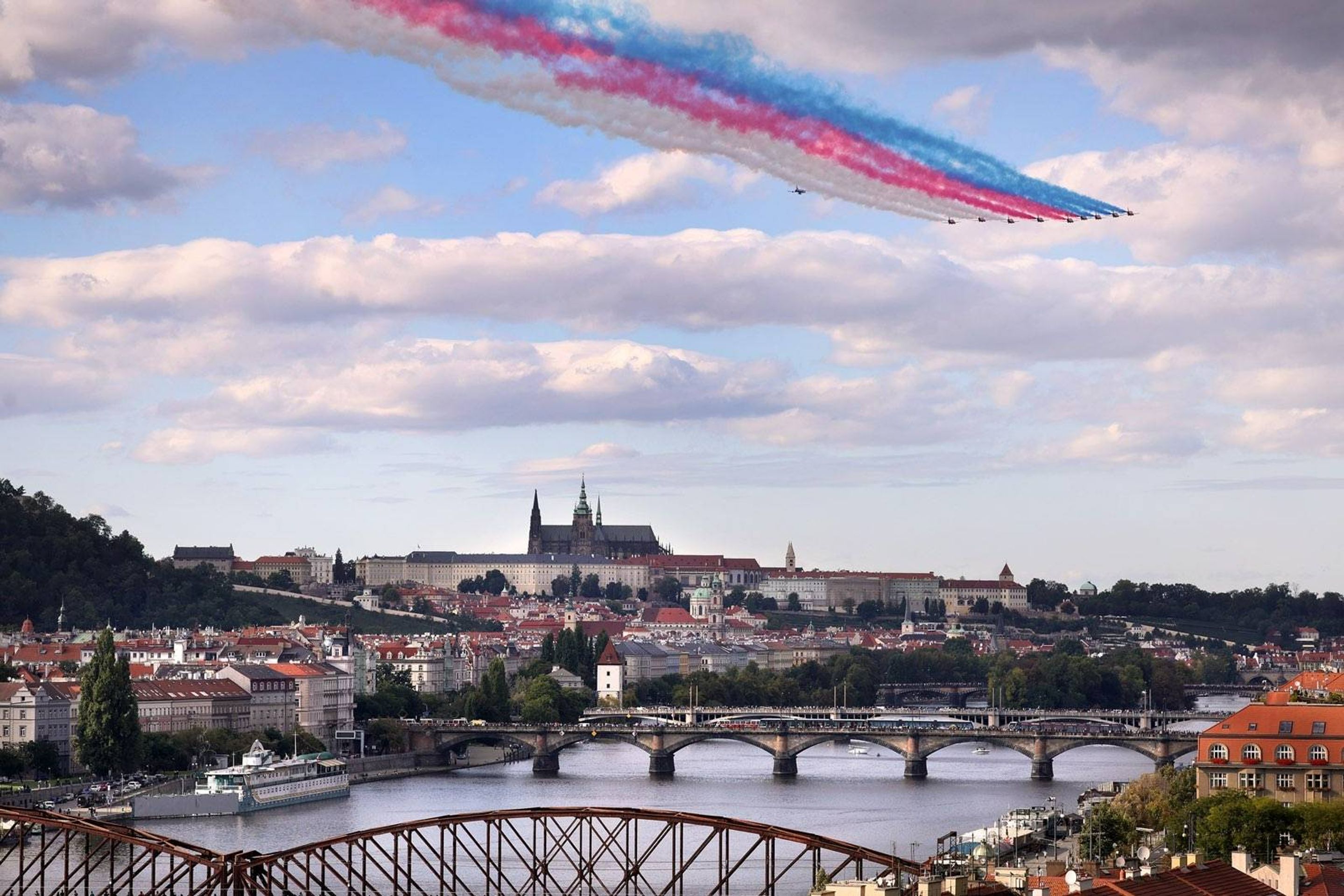 Průlet vojenských letounů nad Prahou - Průlet vojenských letounů nad Prahou (1/4)