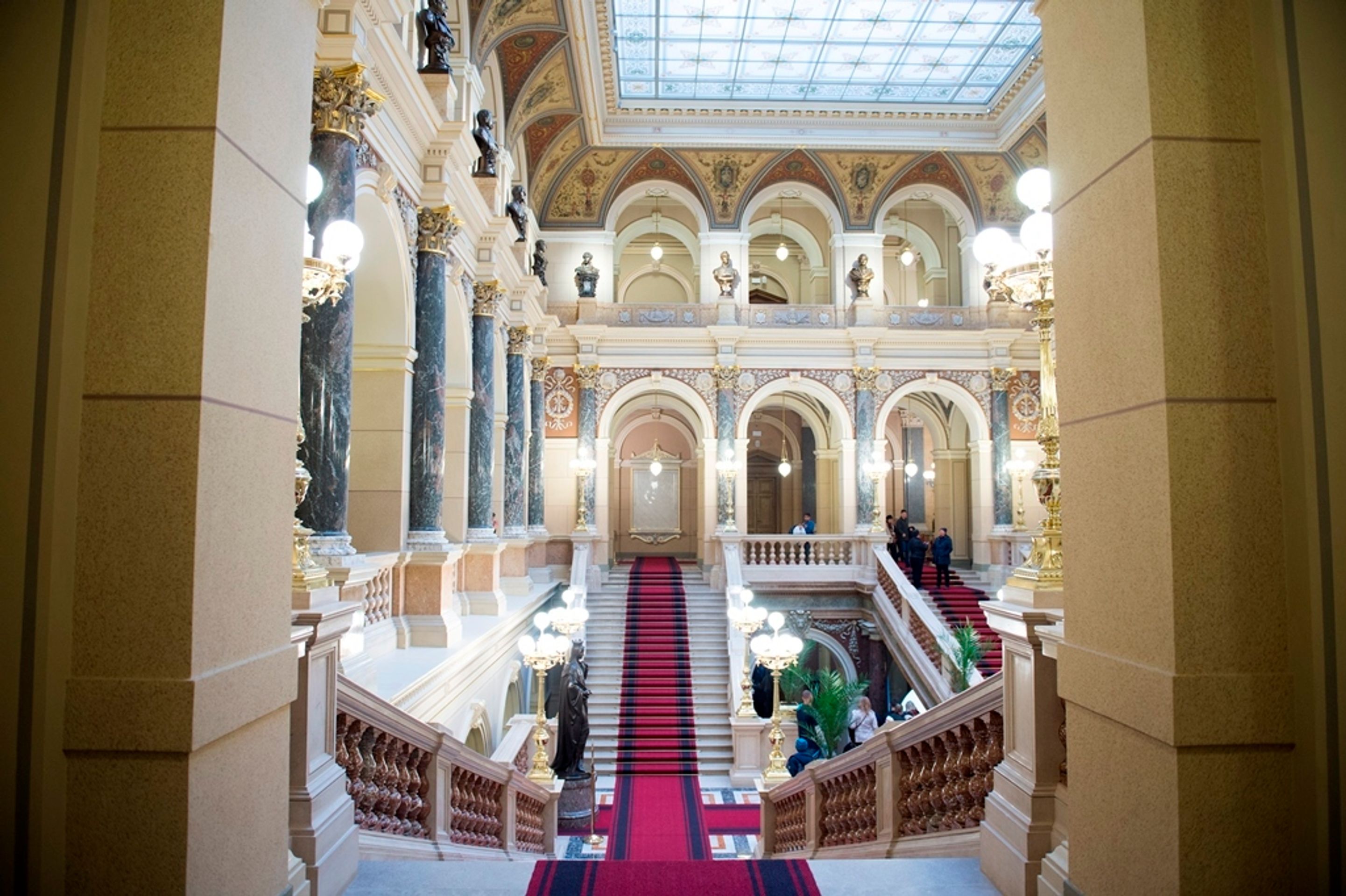 Na vstup do Národního muzea lidé čekají hodinové fronty - 6 - GALERIE: Fronty před Národním muzeem (29/34)