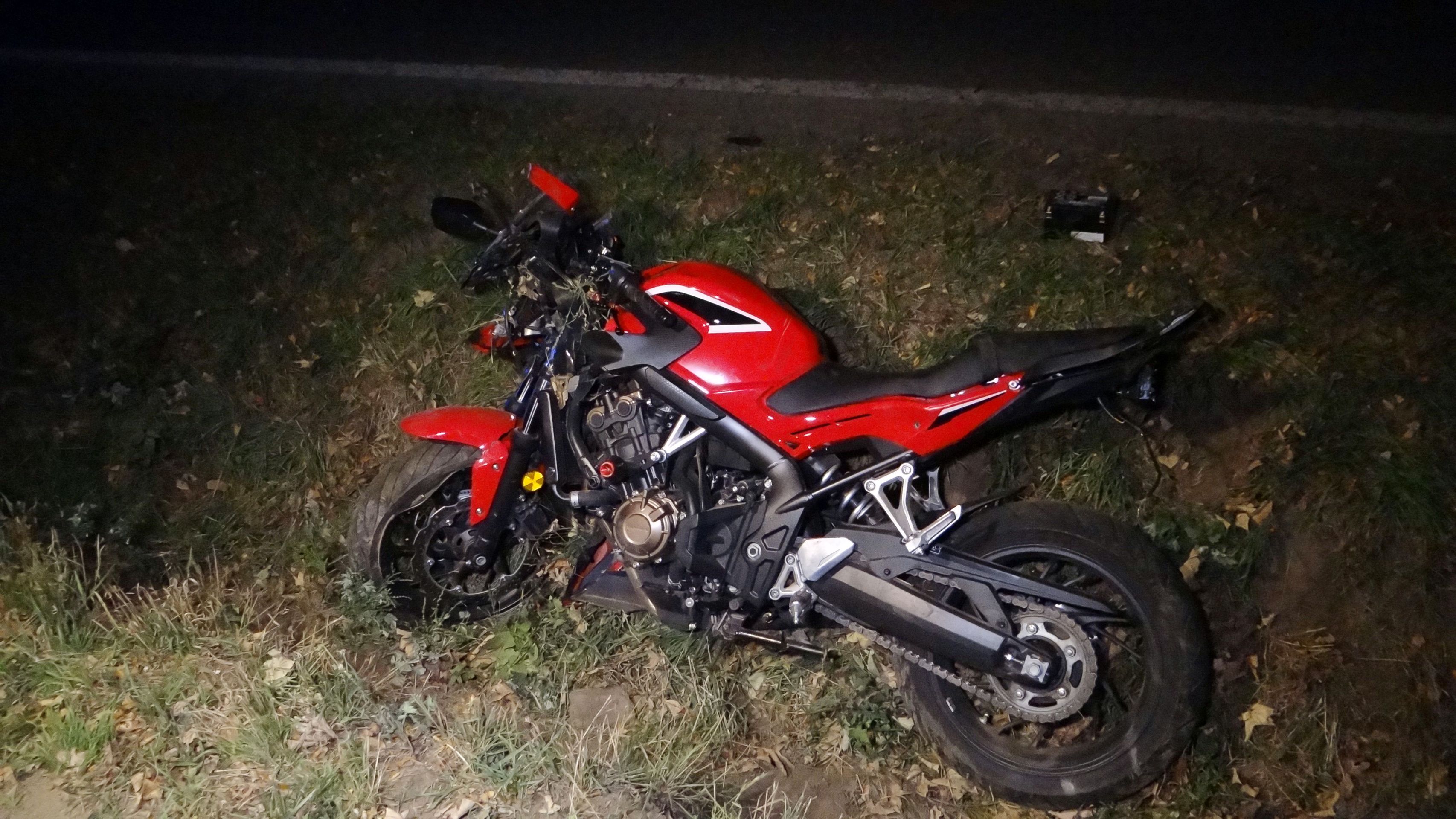 Motorkář ke své smůle po kolizi s cyklistou narazil do stromu - GALERIE: Nehoda motorkáře s cyklistou u Prahy (6/6)
