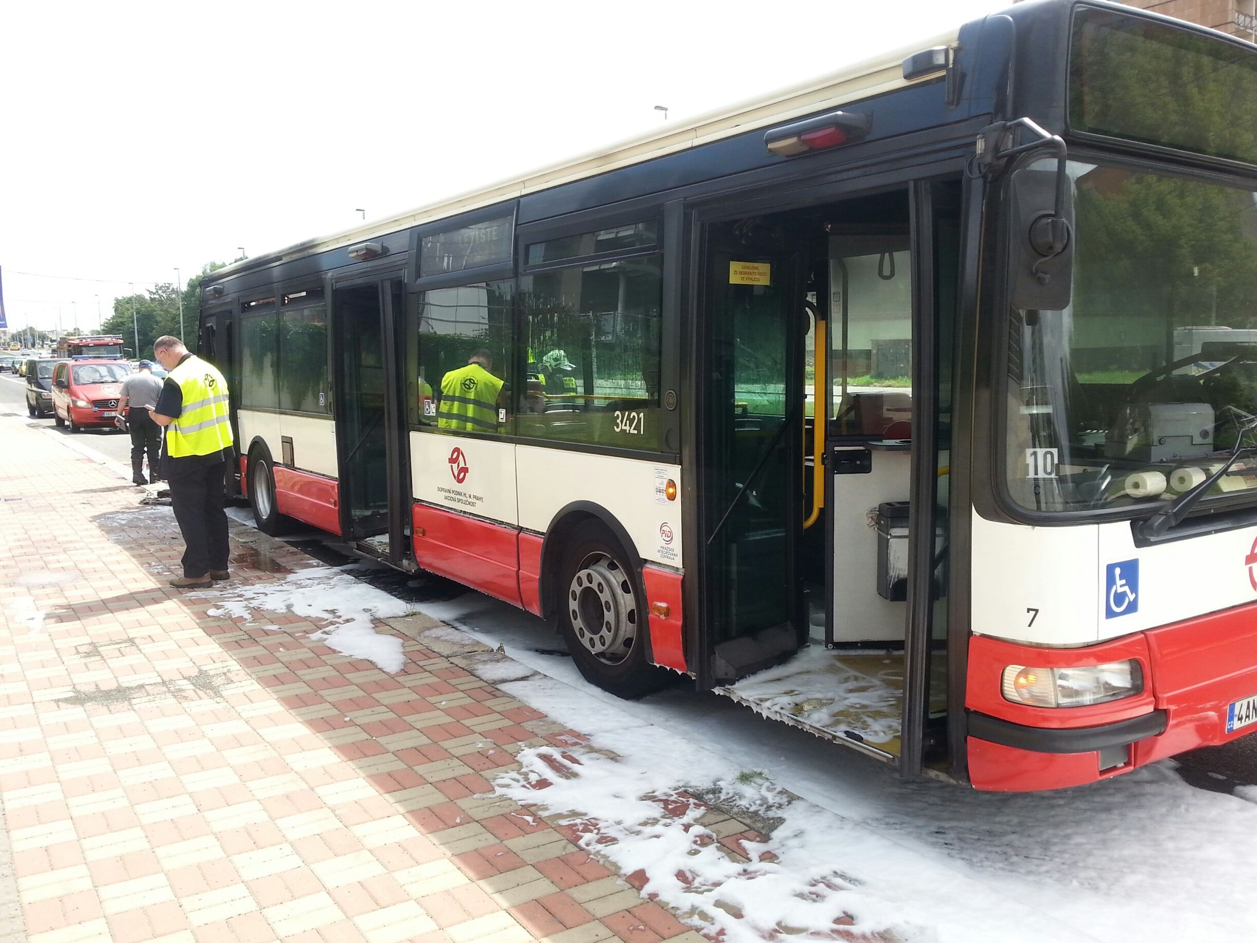 Požár autobusu na Evropské - 2 - GALERIE: Požár autobusu na Evropské (5/10)