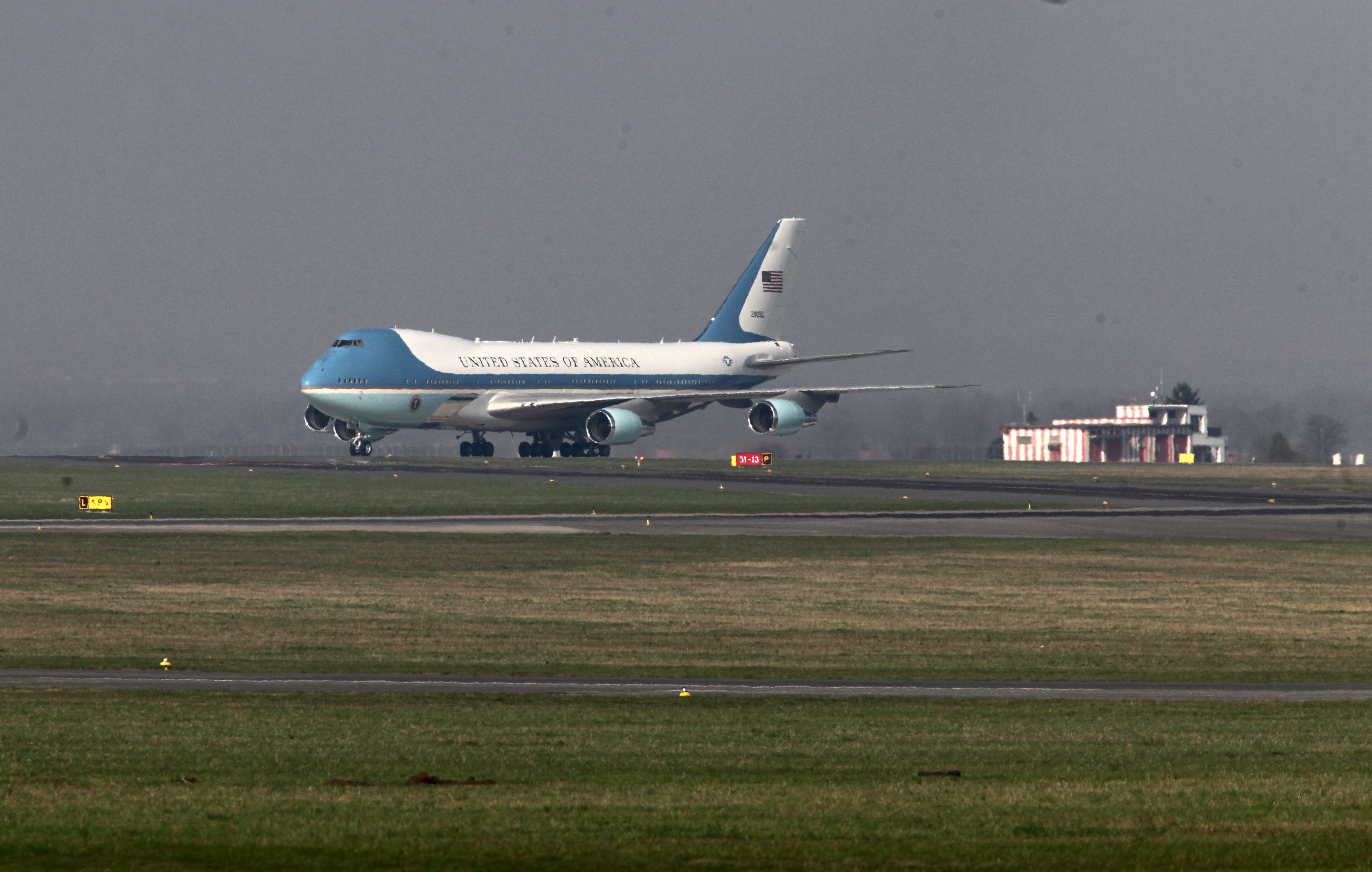 Air Force One v Praze - GALERIE: Obama přiletěl do Prahy (1/5)