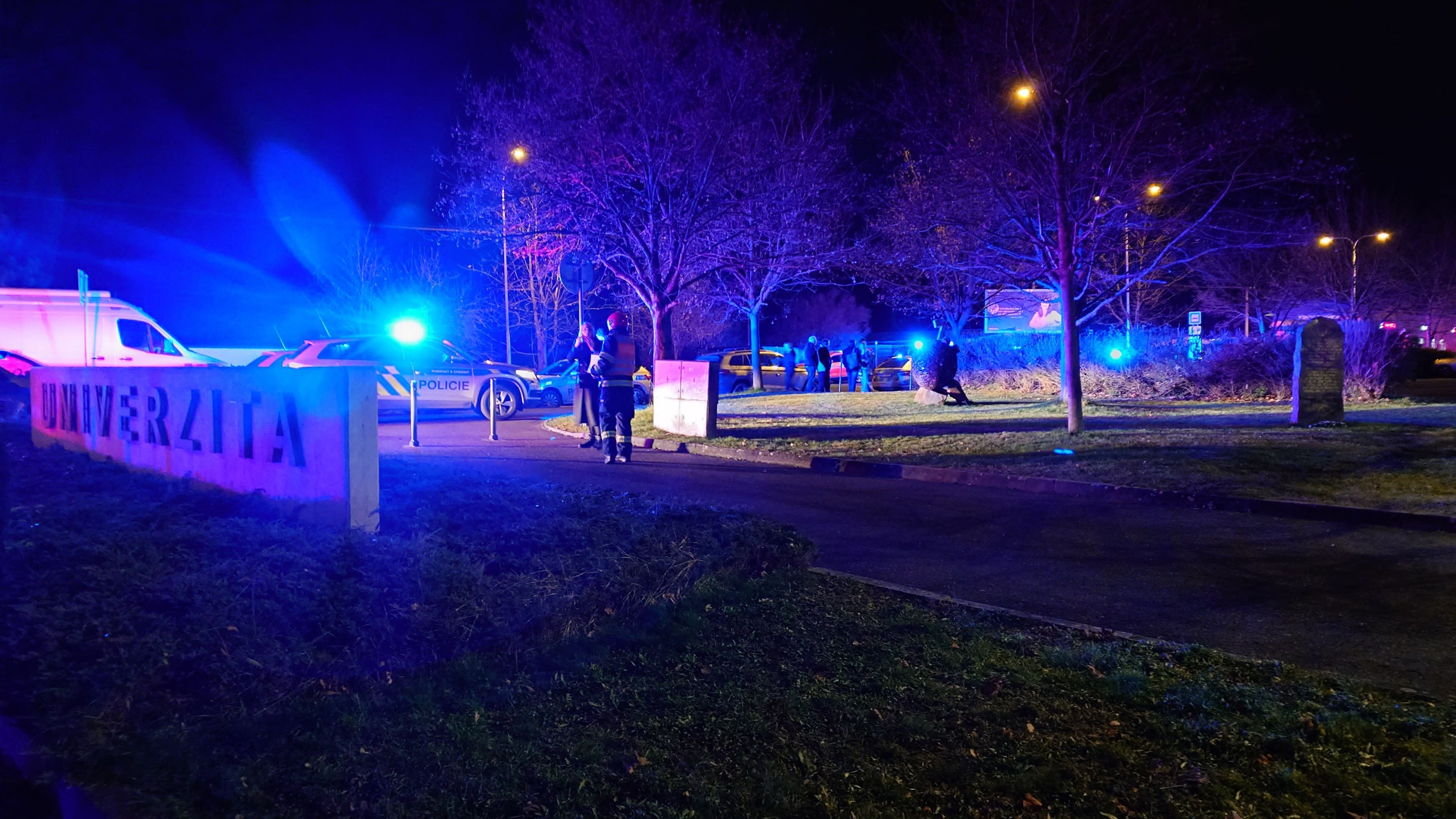 Policejní zásah v areálu Západočeské univerzity v Plzni - Hlášená střelba na fakultě v Plzni (6/8)