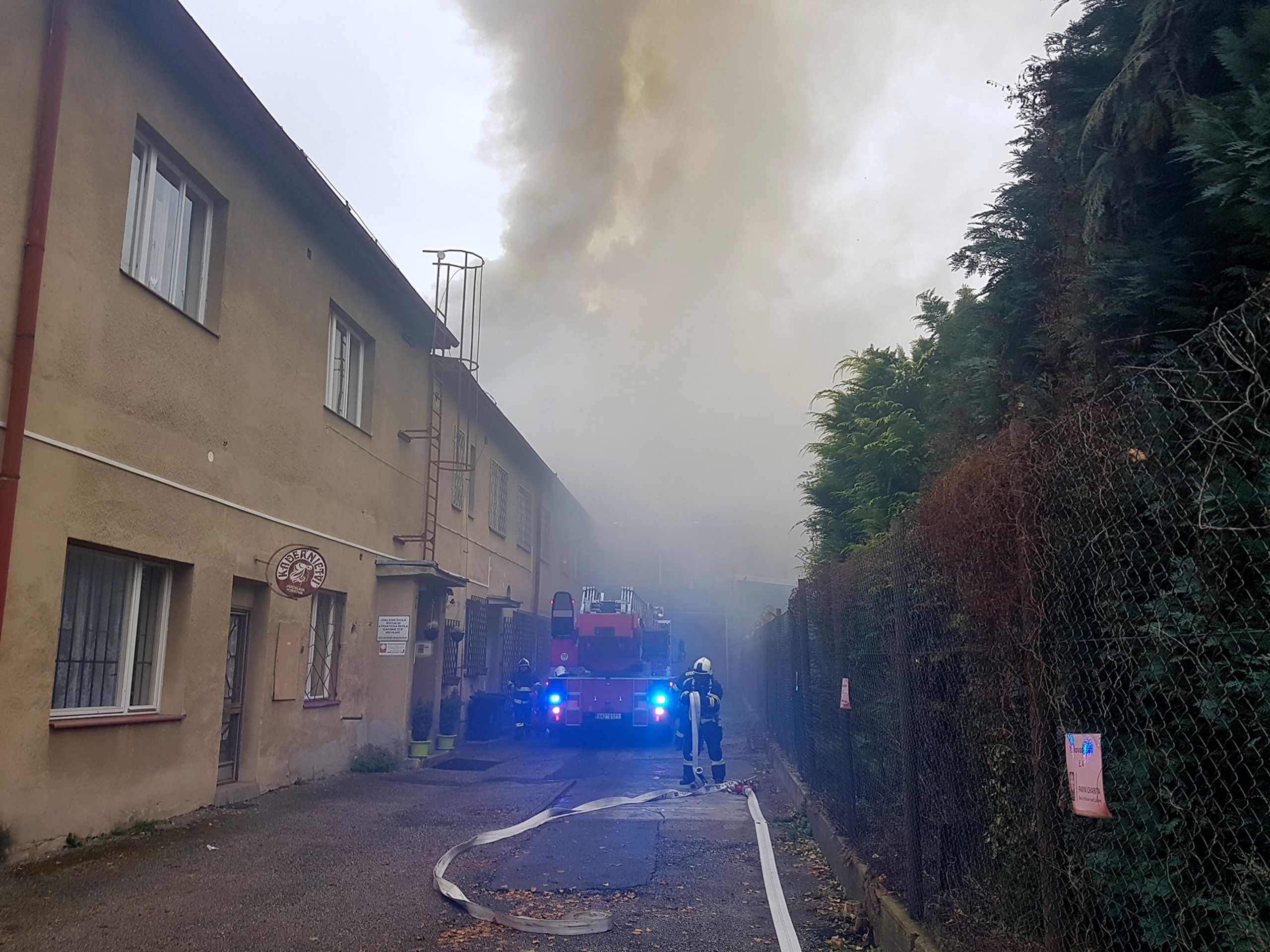Požár domu ve Dvoře Králové nad Labem - 1 - GALERIE: Požáry ve Dvoře Králové nad Labem a v Kopřivnici (6/18)