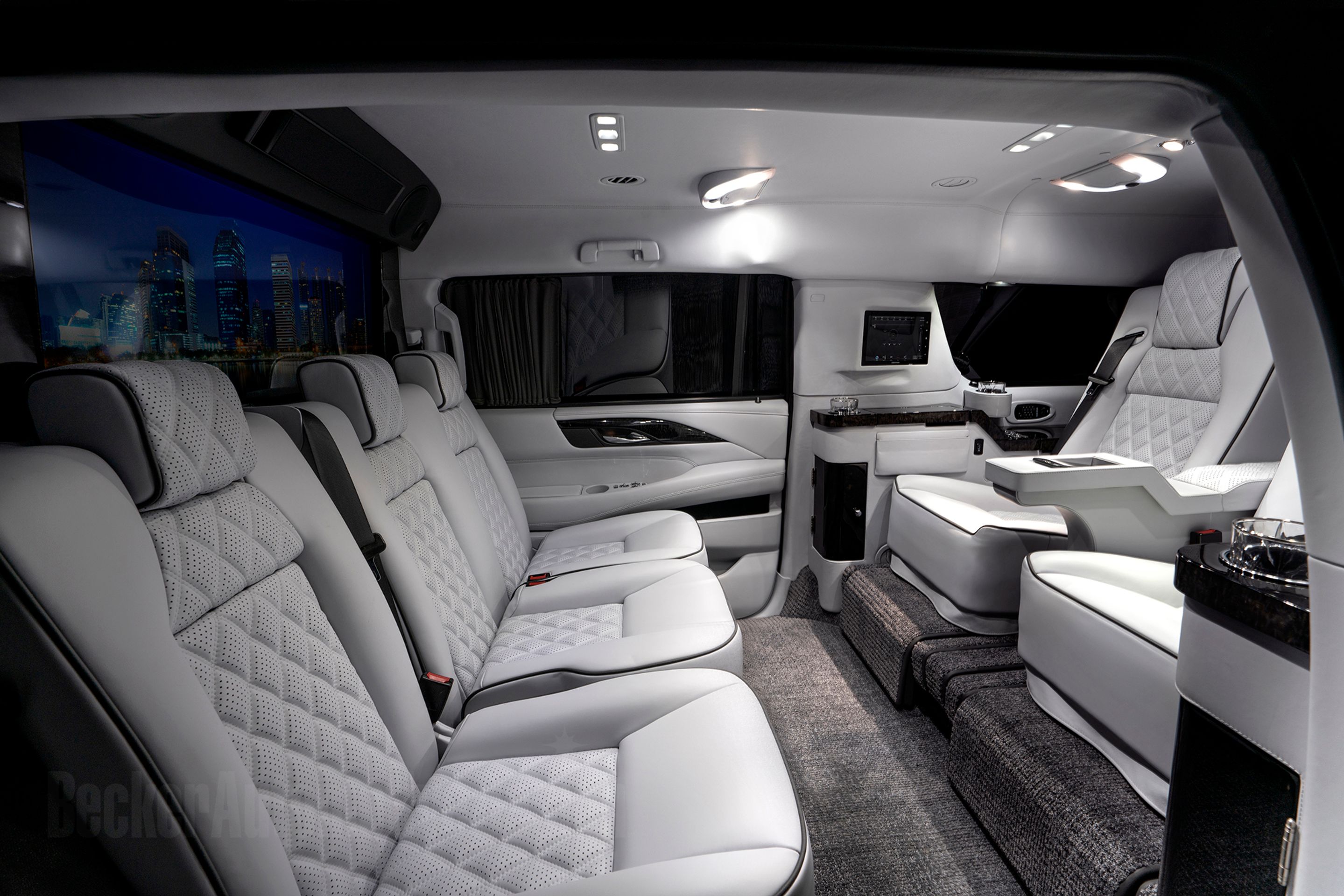 Sylvester Stallone prodává luxusní Cadillac Escalade ESV - 23 - Fotogalerie: Stallone prodává luxusní limuzínu, sám ji navrhoval (15/15)