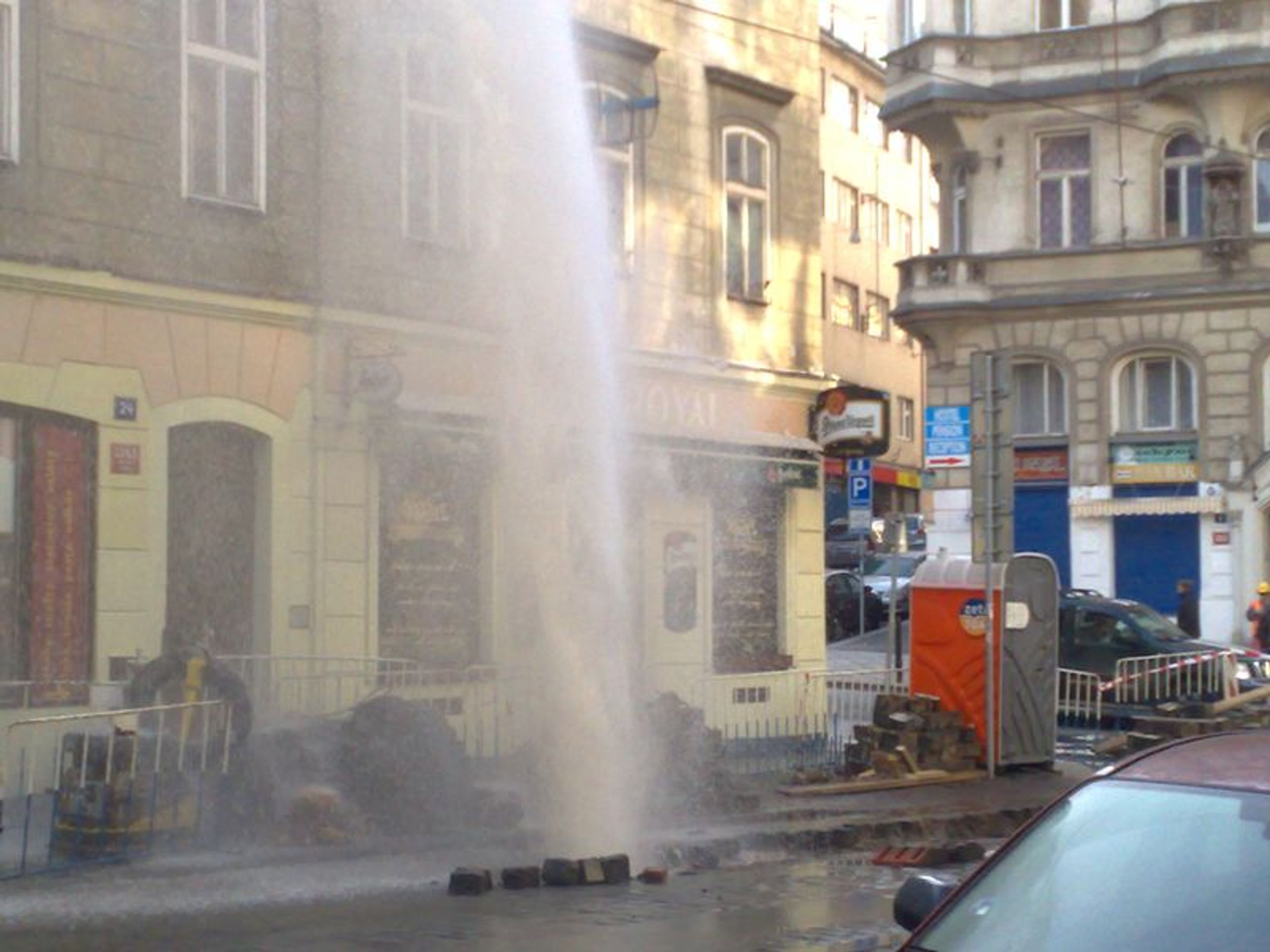 Překopnutý hydrant v Myslíkově ulici-5 - GALERIE: Překopnutý vodovod (4/10)