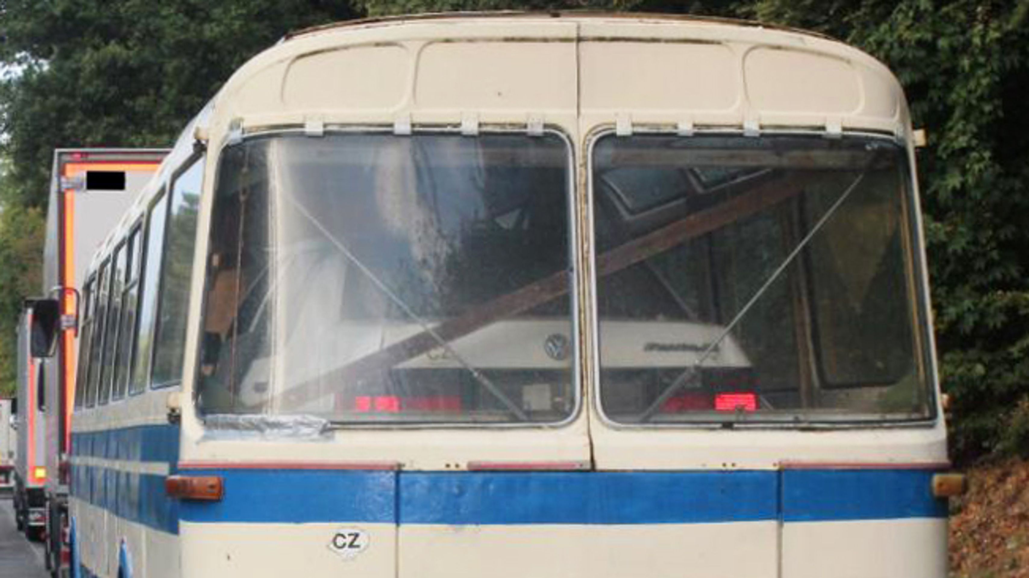 Volkswagen naložený v autobusu - Fotogalerie: Čech vezl starého passata uvnitř ještě staršího autobusu! (4/5)