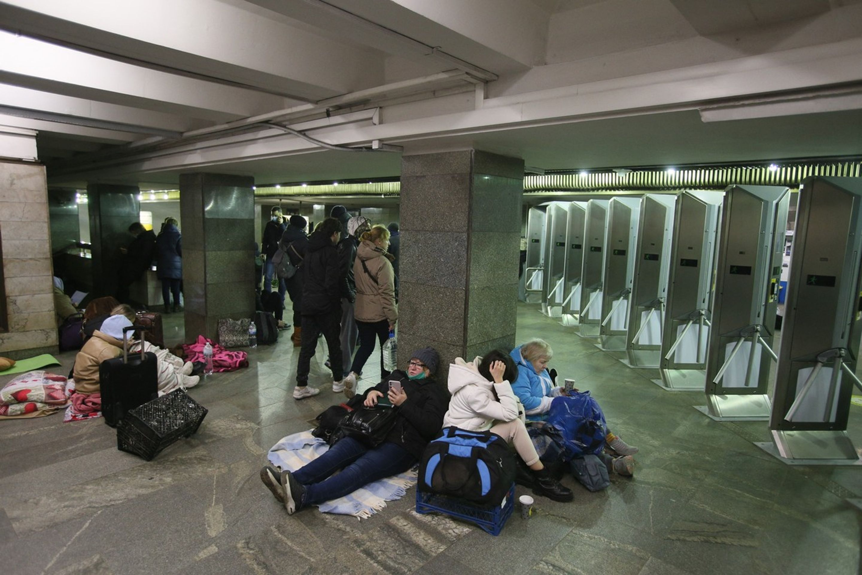 Lidé se ukrývají ve stanicích metra - Druhý den války na Ukrajině (20/24)