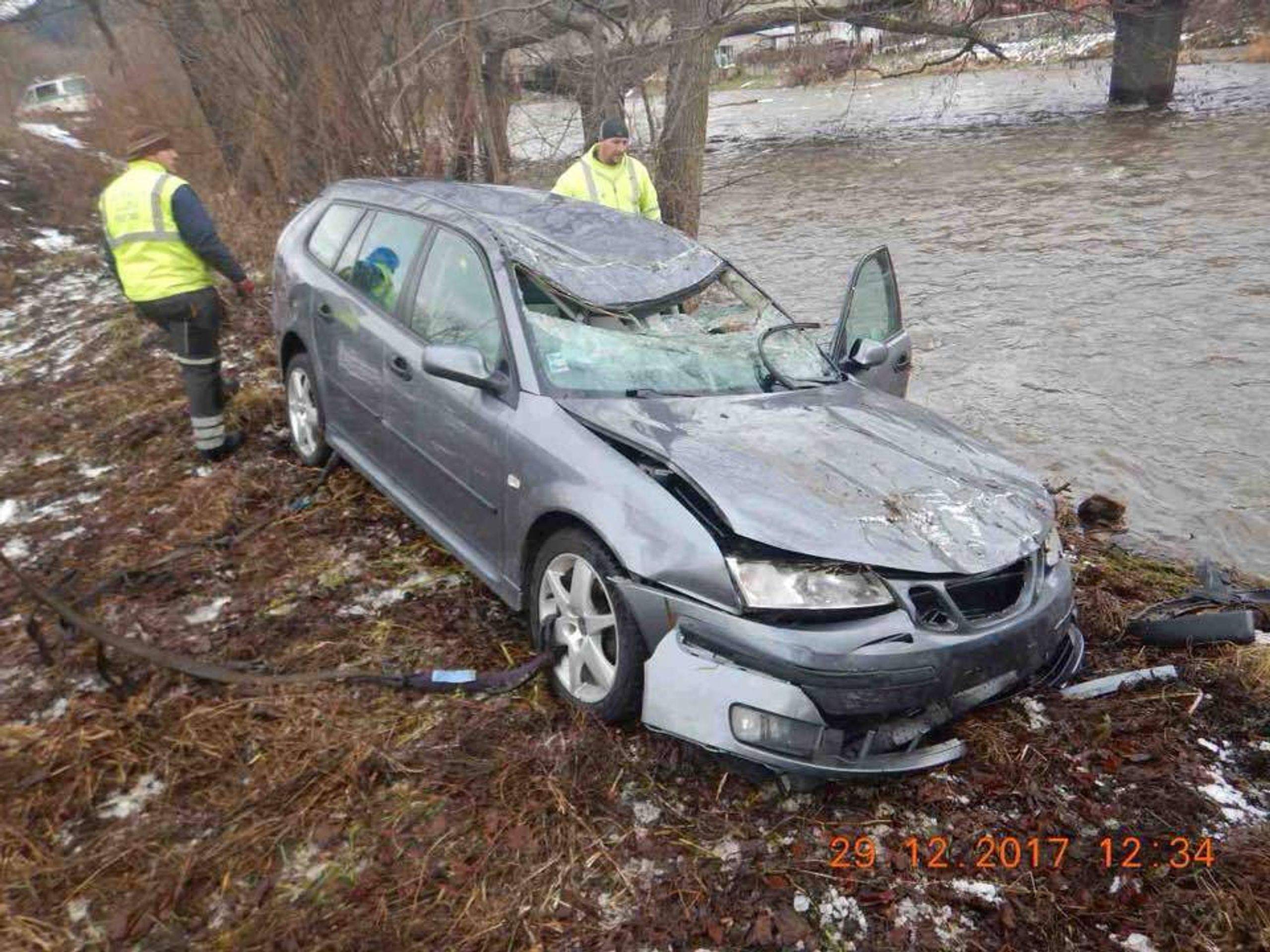 Auto při nehodě na Slovensku spadlo z mostu do řeky - 1 - GALERIE: Auto se dvěma dětmi se při nehodě zřítilo z mostu do řeky (5/5)