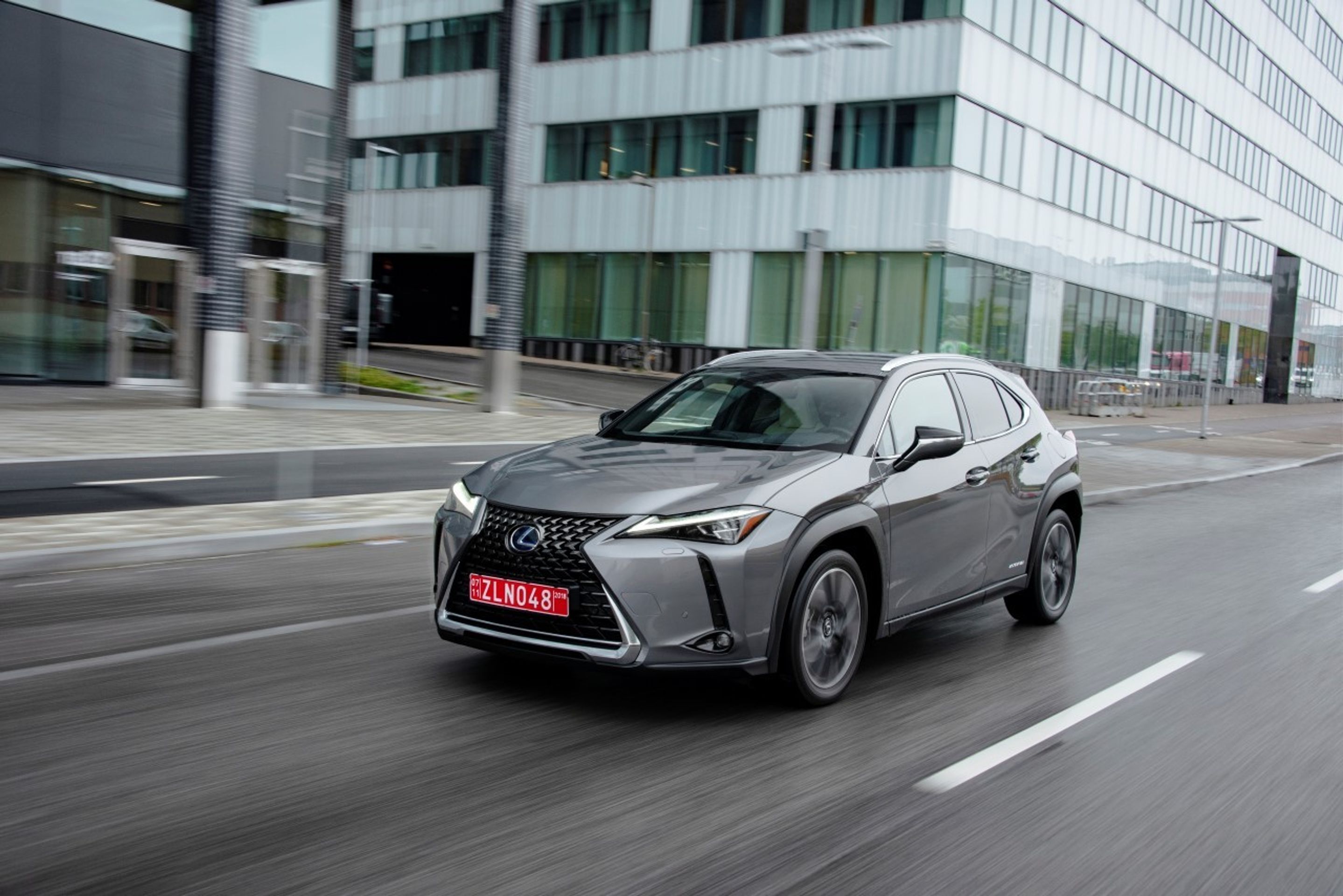 Hybridní crossover Lexus UX 250h - 15 - Fotogalerie: Crossover Lexus UX - elektromobil vs. hybrid (4/21)