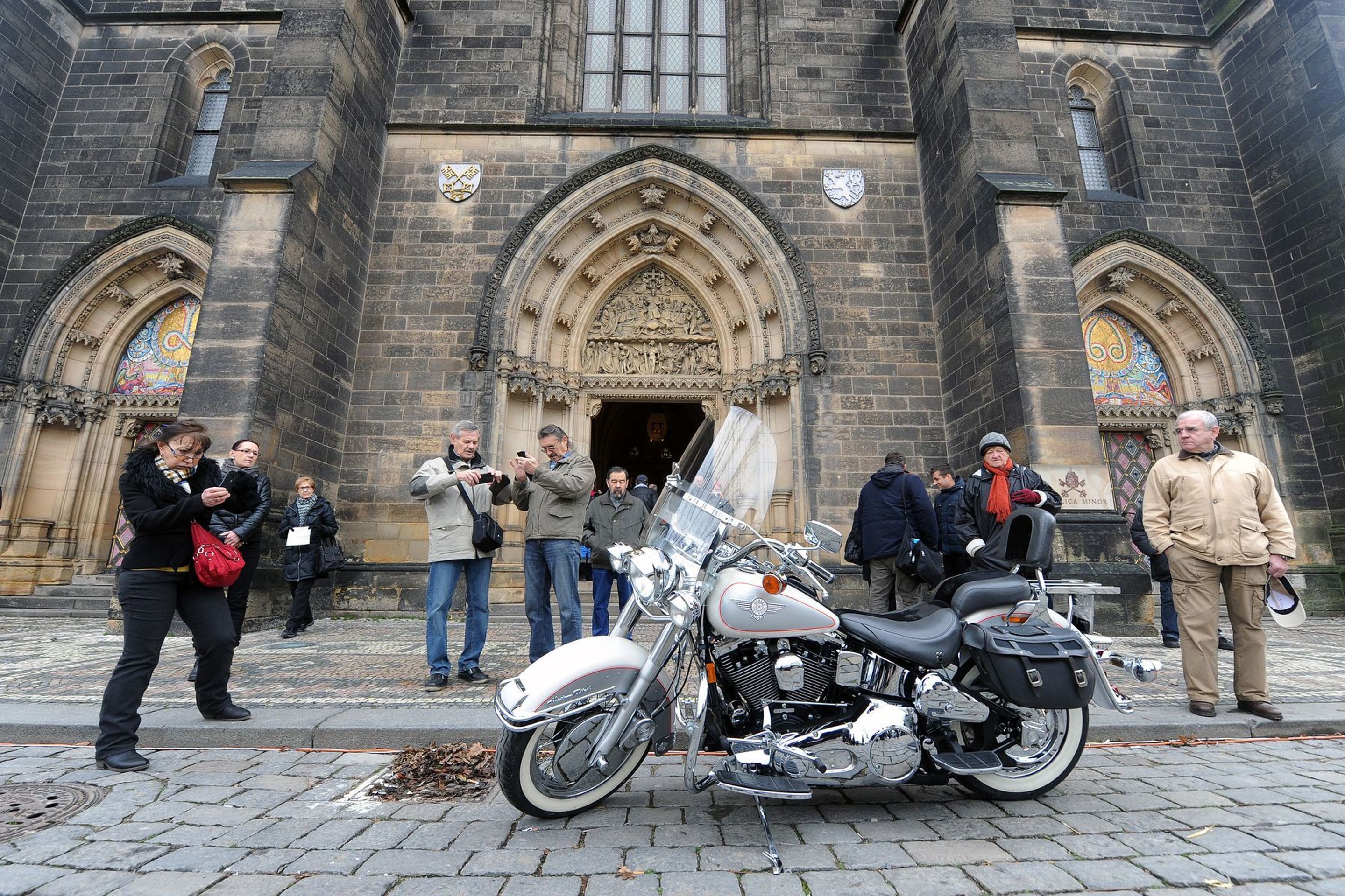 Rozloučení s Petrem Hapkou - motorkáři - 7 - GALERIE: Poslední rozloučení s Petrem Hapkou (11/37)