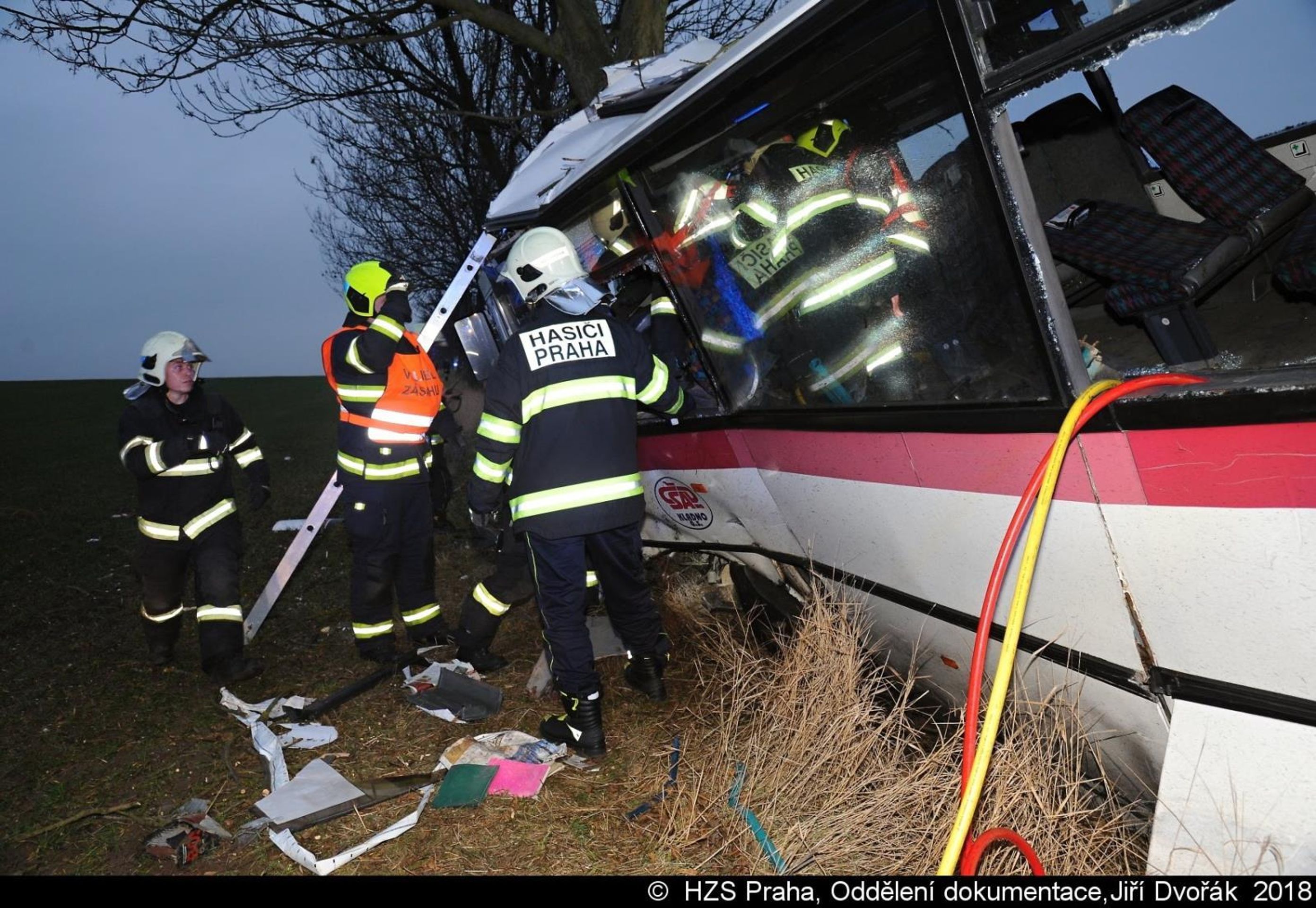 Hororová nehoda autobusu ve Středočeském kraji - 5 - GALERIE: Tragická nehoda autobusu u Horoměřic (12/16)