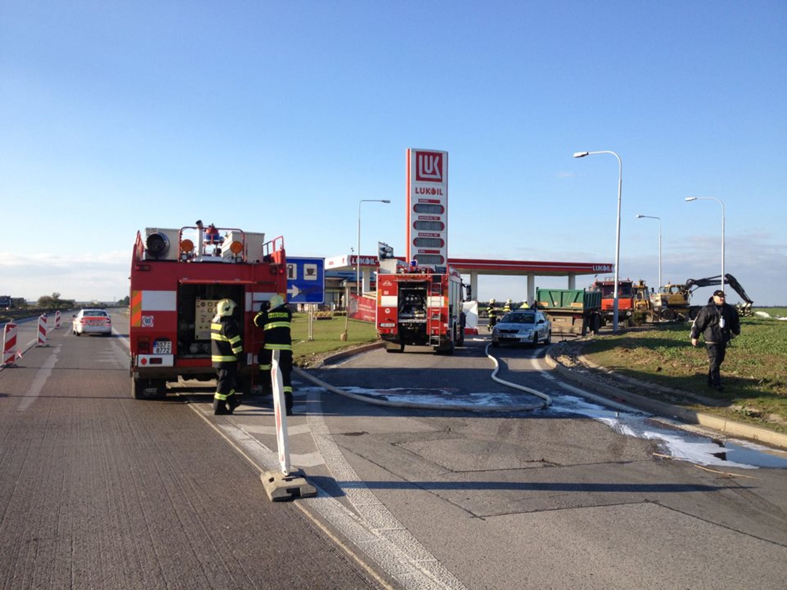 Výbuch nádrže na benzínce ve Zdibech - GALERIE: Exploze čerpací stanice ve Zdibech (6/8)