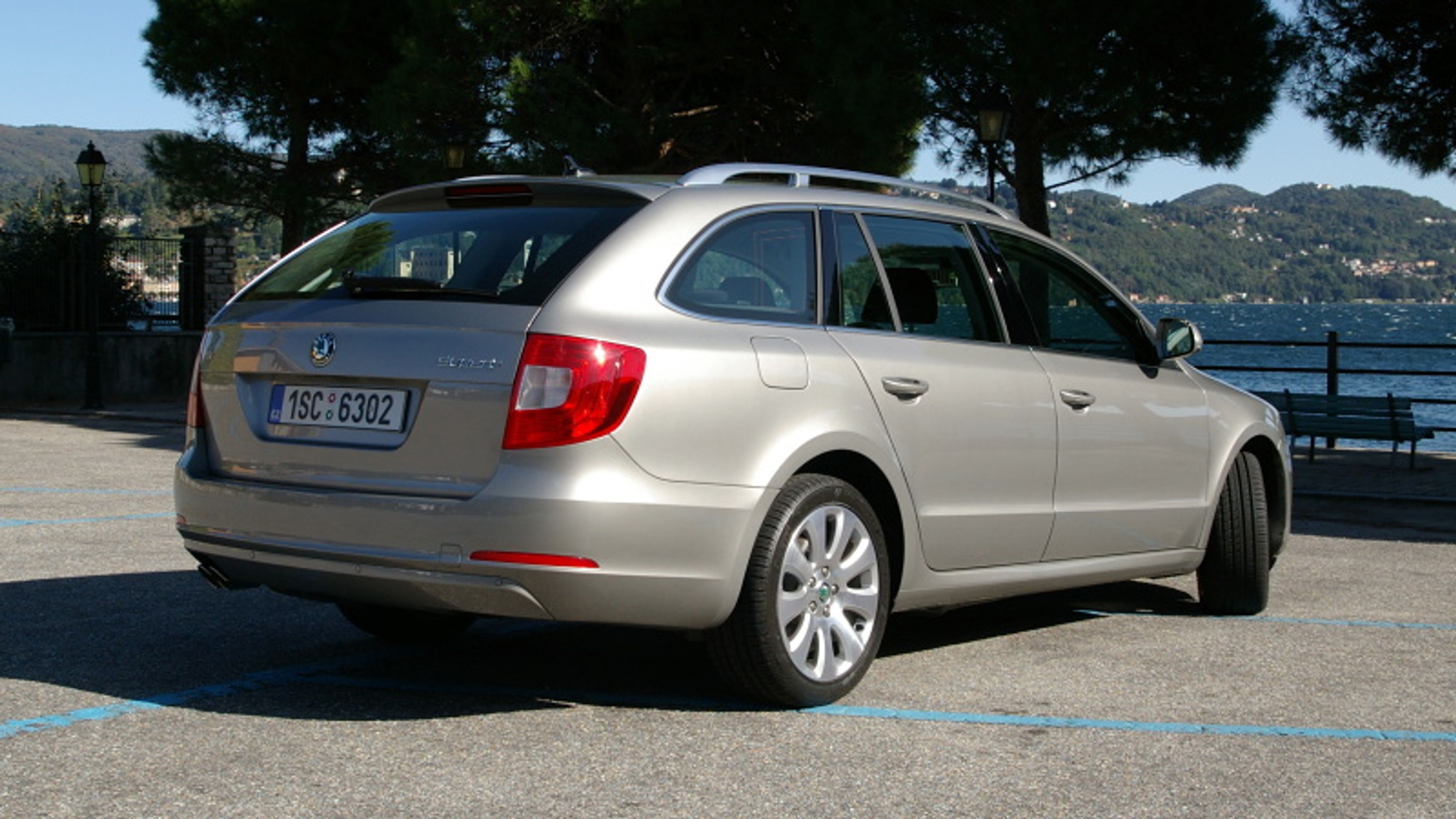 Škoda Superb-2 - GALERIE Škoda Superb Combi Milano (2/17)