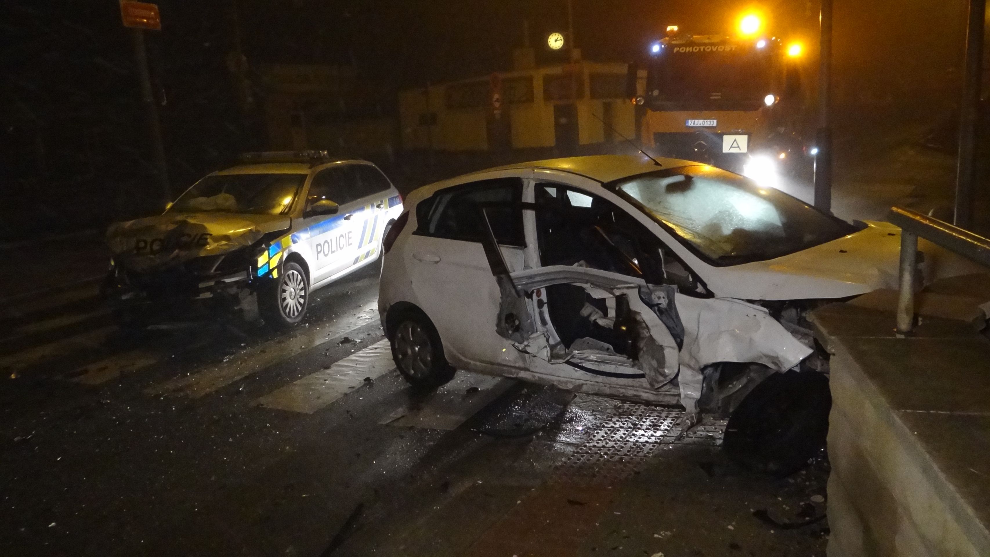 Zatímco policejní vůz zůstal na silnici, forda náraz odhodil do zdi - GALERIE: Policejní vůz se v Praze srazil s fordem (5/6)