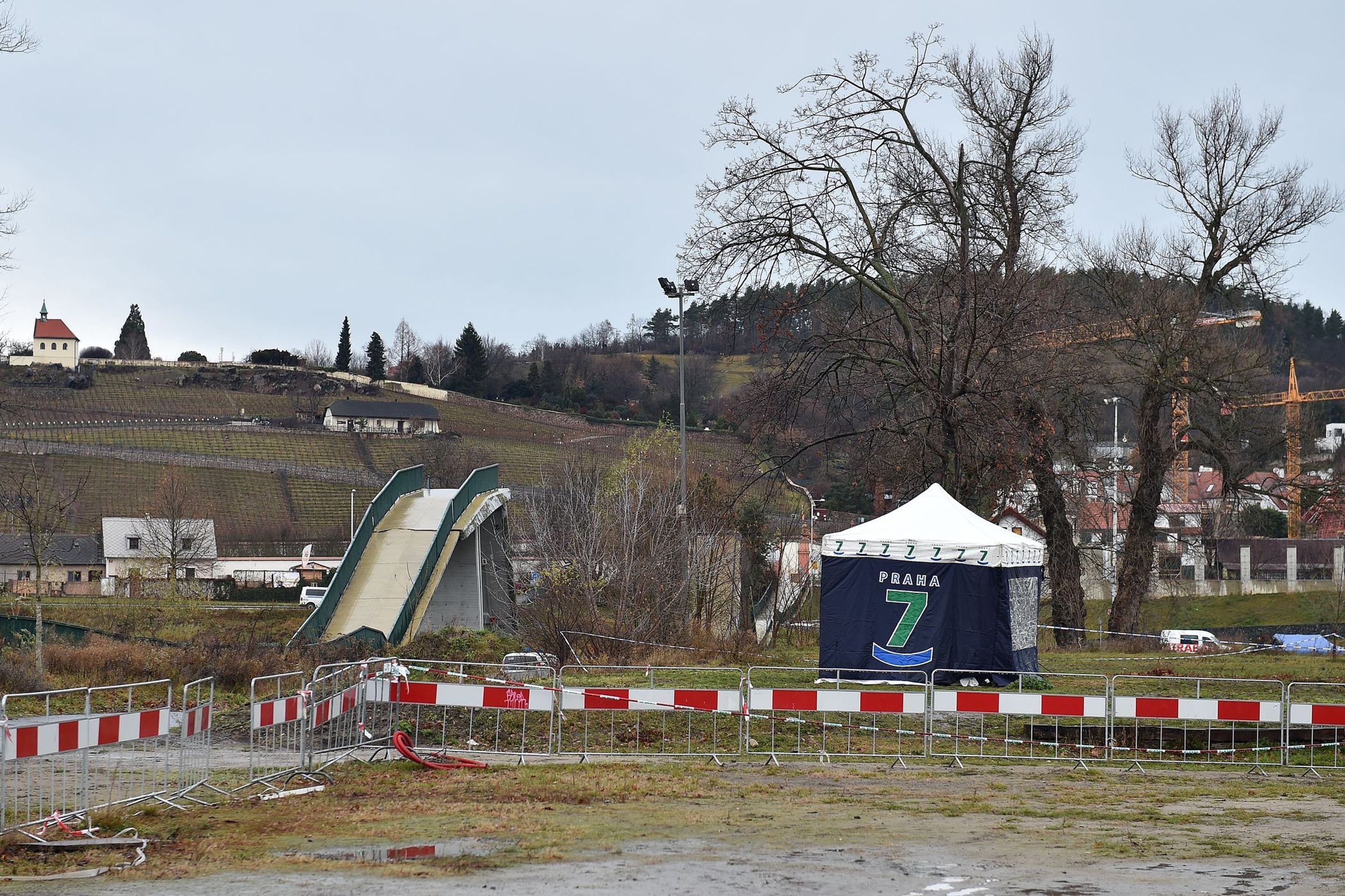 Zřícená lávka v Troji - GALERIE: Pěší lávka se propadla u Trojského mostu do Vltavy (10/12)