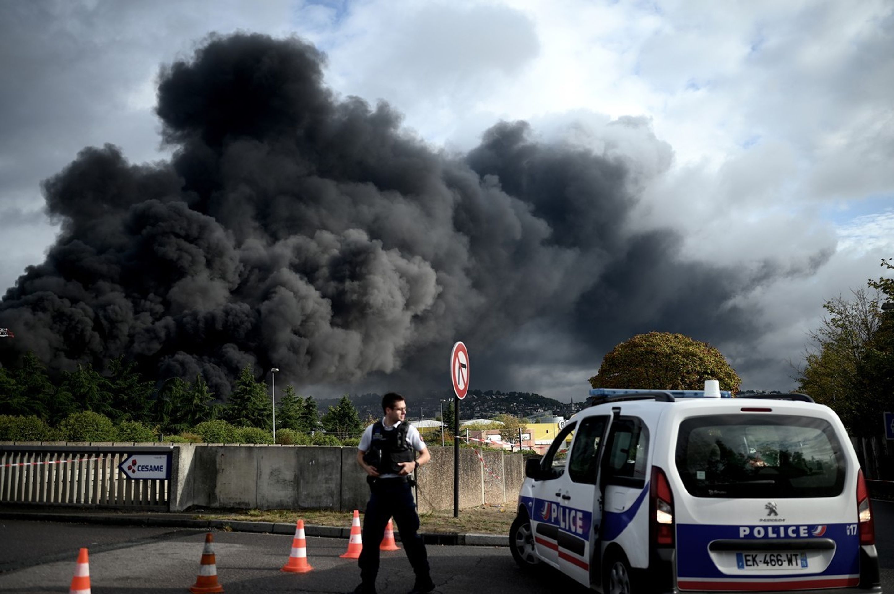 Požár chemičky ve francouzském Rouen - 4 - GALERIE: Požár chemičky ve francouzském Rouen (4/5)