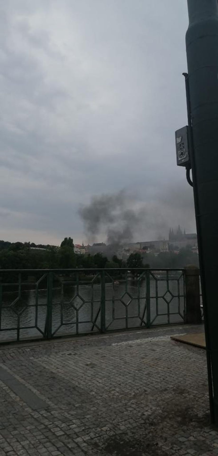 Požár v ulici U Sovových mlýnů - 4 - GALERIE: Požár v areálu muzea na Kampě (5/8)
