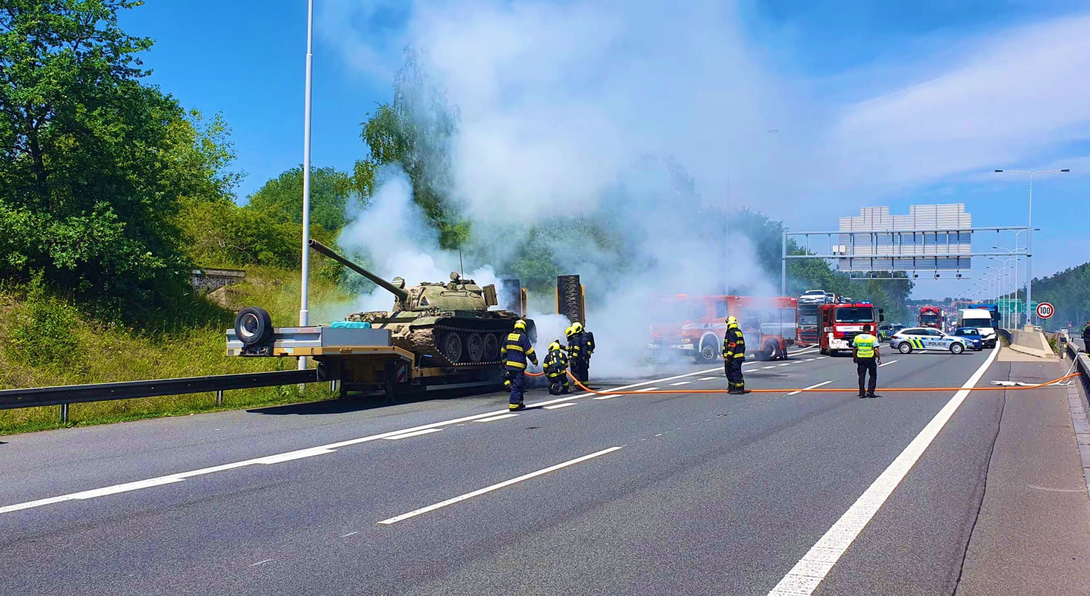 Tank na Pražském okruhu - Na Pražském okruhu hořel náklaďák (3/3)