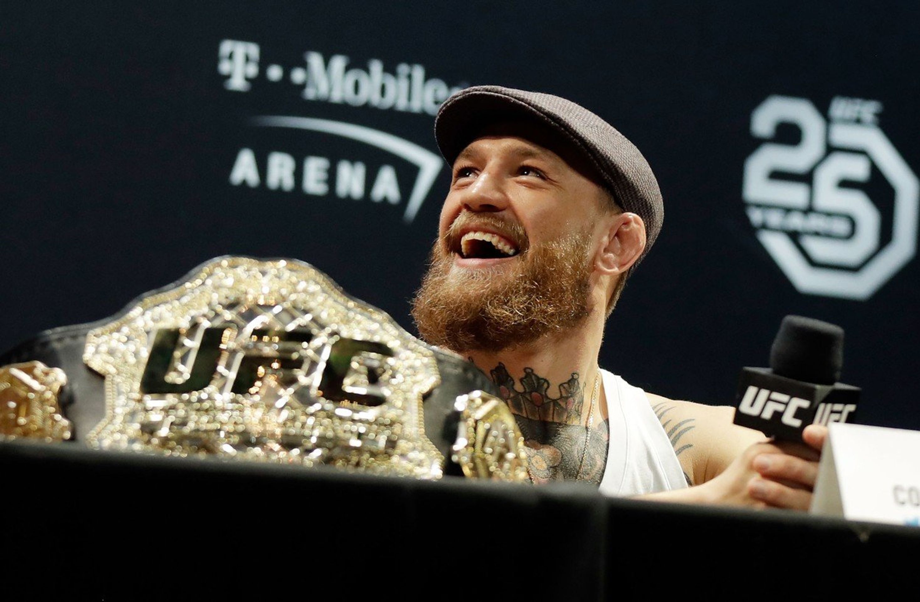 Conor McGregor - GALERIE: McGregor přišel pozdě na tiskovku a naštval Khabiba (4/4)