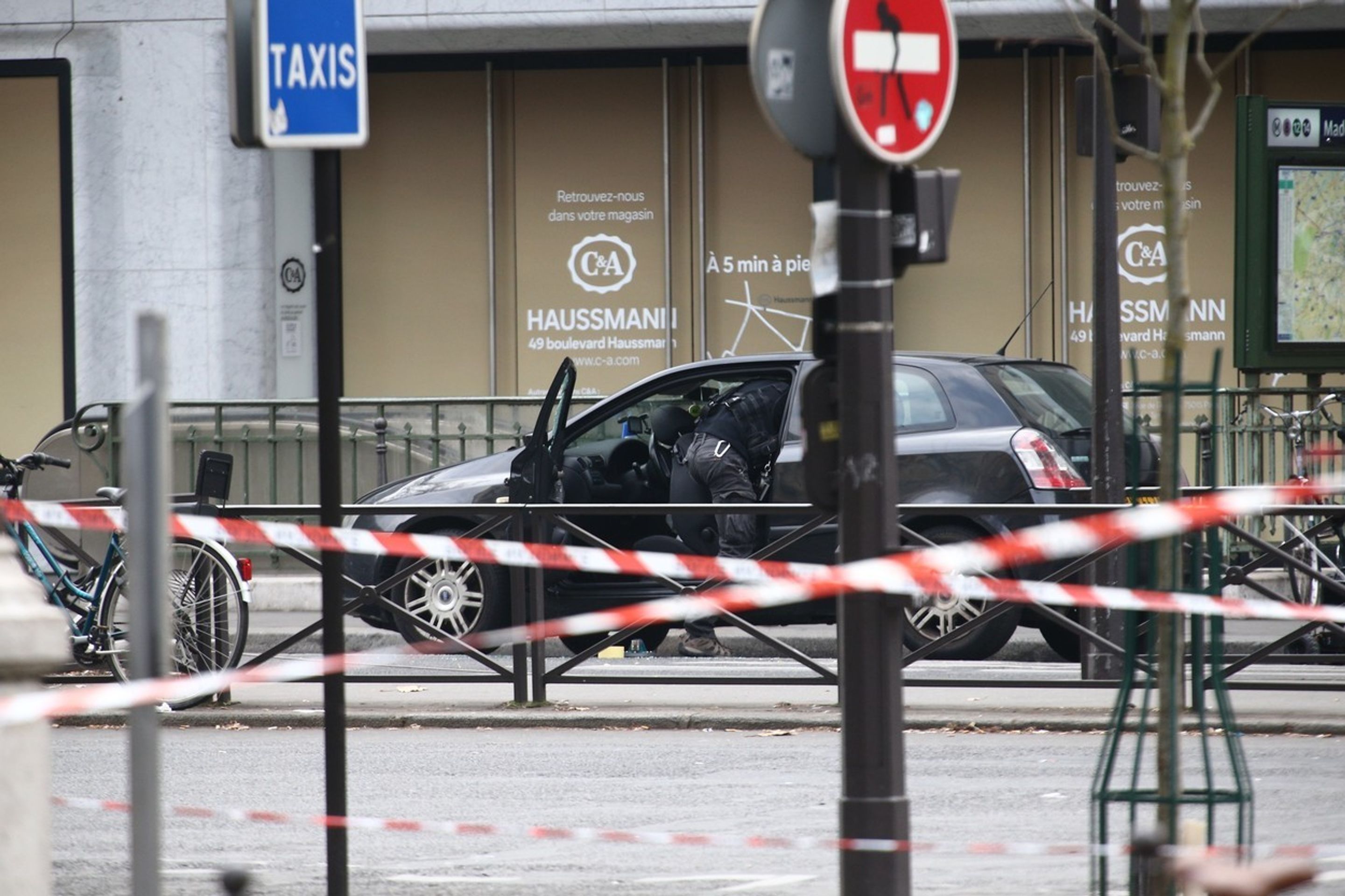 Jedna z nejznámějších ulic v Paříži byla uzavřena kvůli možnému bombovému výbuchu - 1 - GALERIE: Jedna z nejznámějších ulic v Paříži byla uzavřena kvůli možnému bombovému výbuchu (1/3)